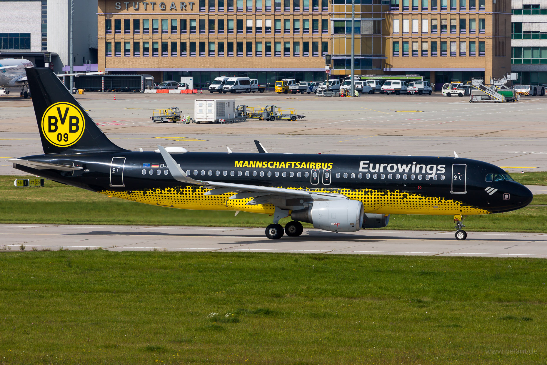 D-AIZR Eurowings Airbus A320-214 in Stuttgart / STR (BVB Mannschaftsairbus Livery)