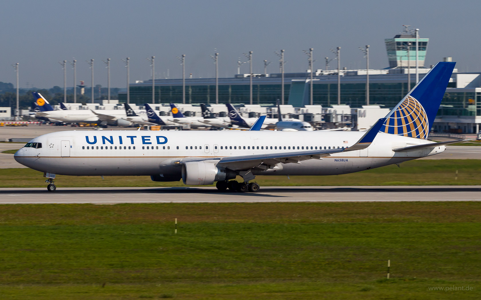 N658UA United Boeing 767-322ER in Mnchen / MUC