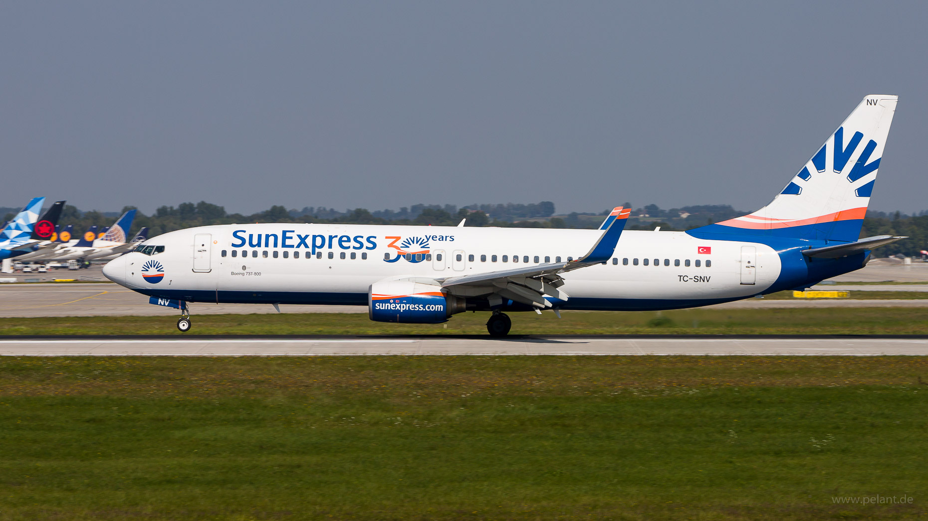 TC-SNV SunExpress Boeing 737-86J in Mnchen / MUC (30 years (SunExpress) Sticker Livery)