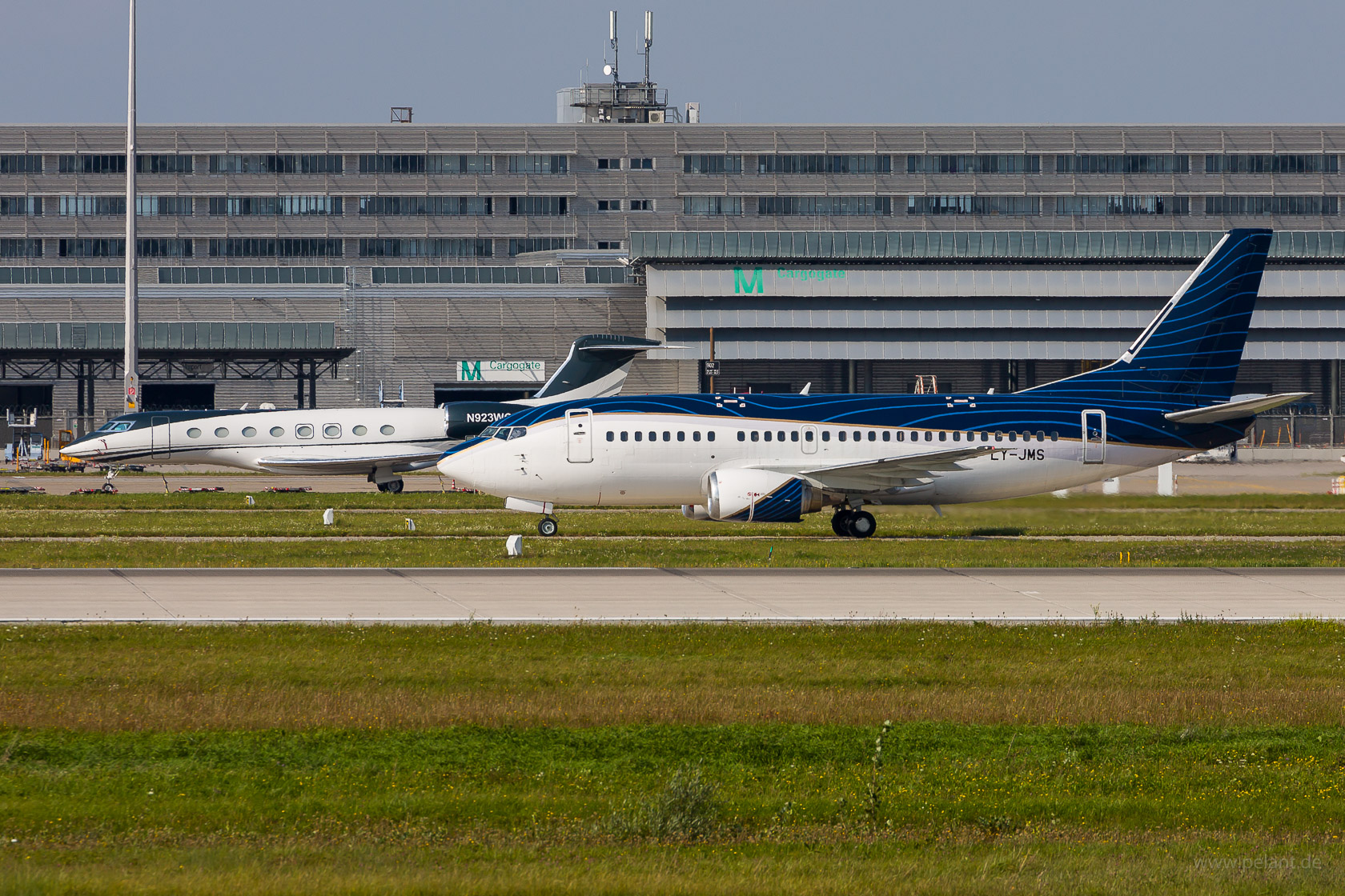 LY-JMS KlasJet Boeing 737-522 in Mnchen / MUC