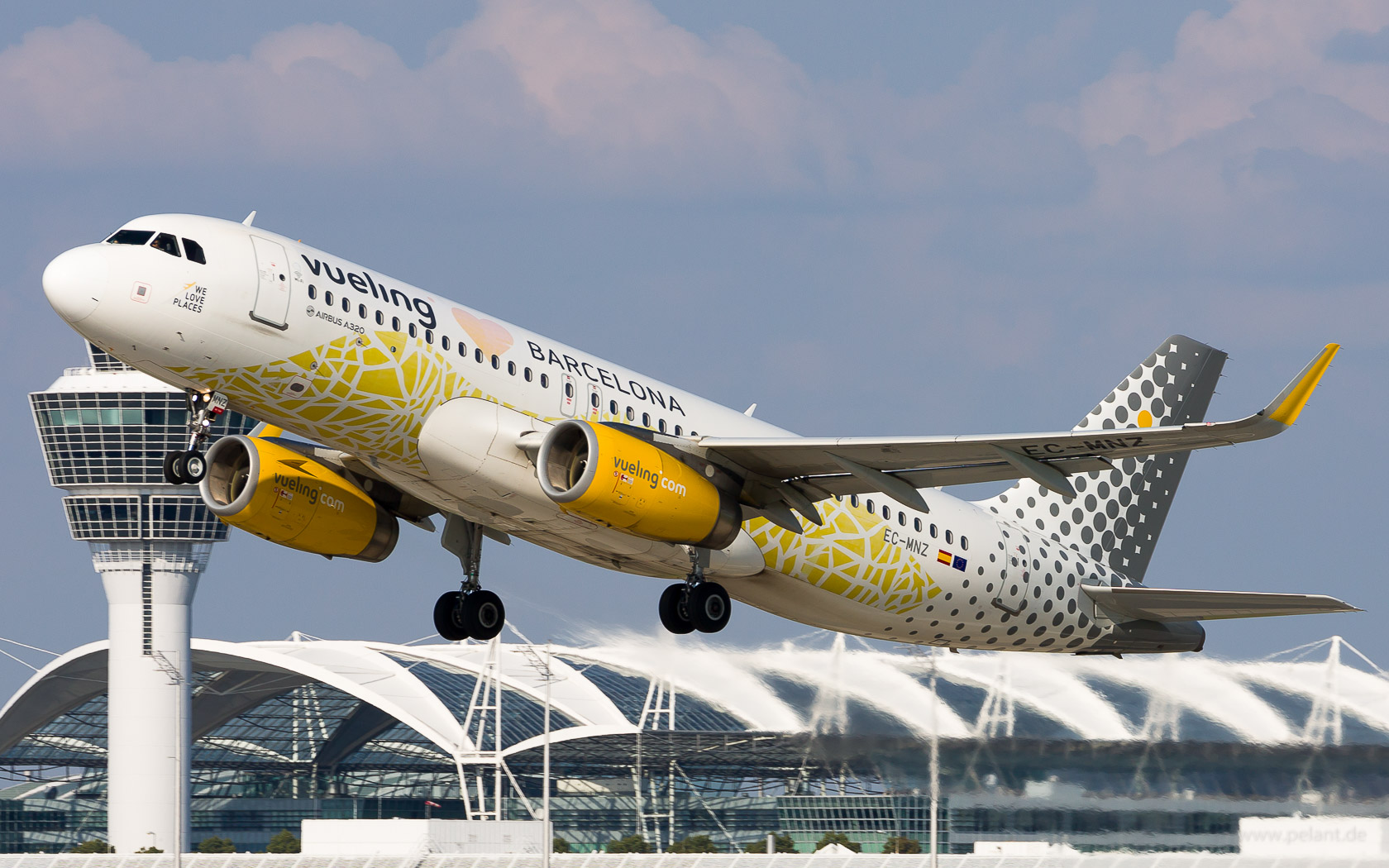 EC-MNZ Vueling Airlines Airbus A320-232 in Mnchen / MUC (Vueling ❤️ Barcelona Livery)