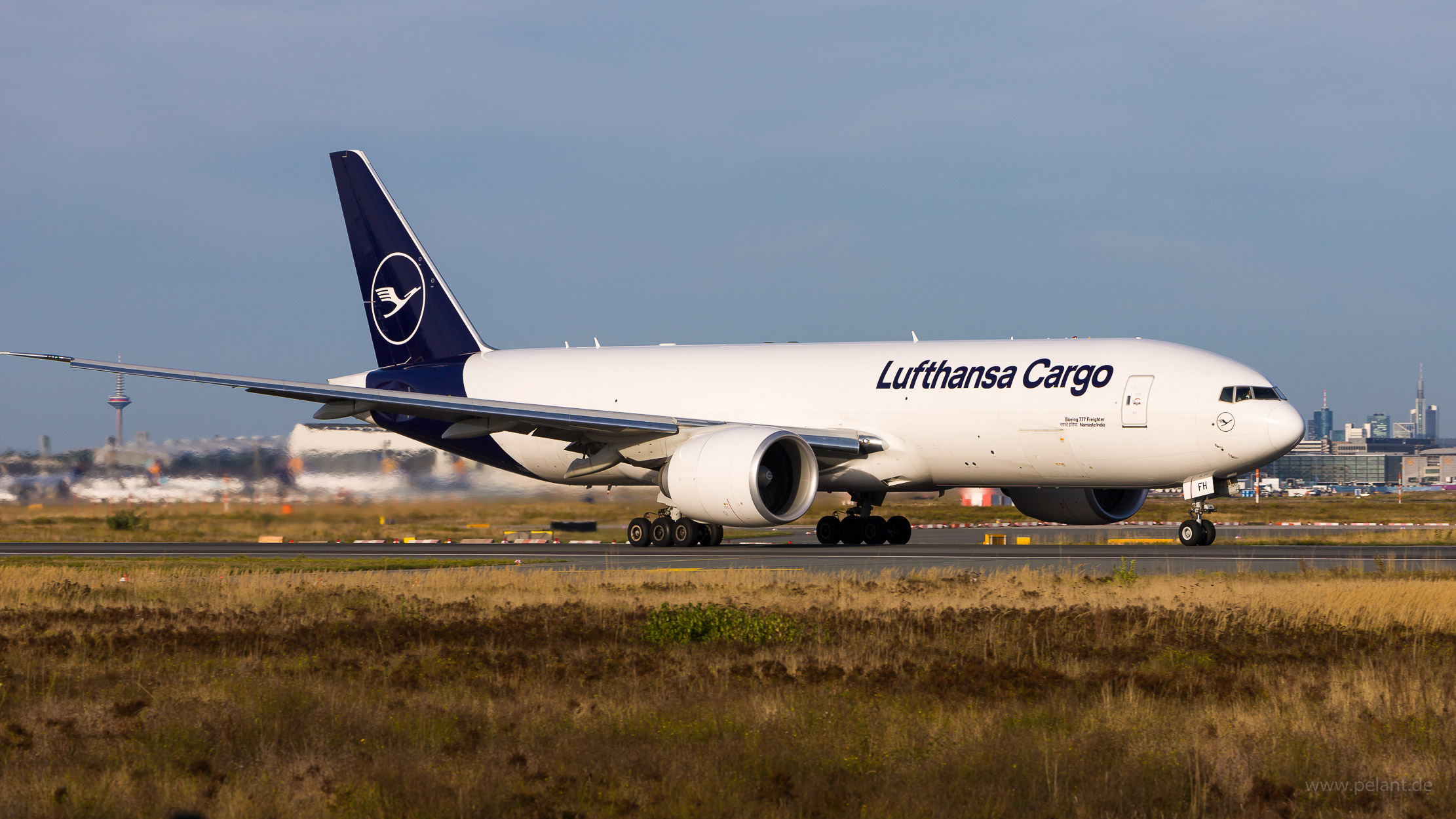 D-ALFH Lufthansa Cargo Boeing 777 Frachter in Frankfurt / FRA