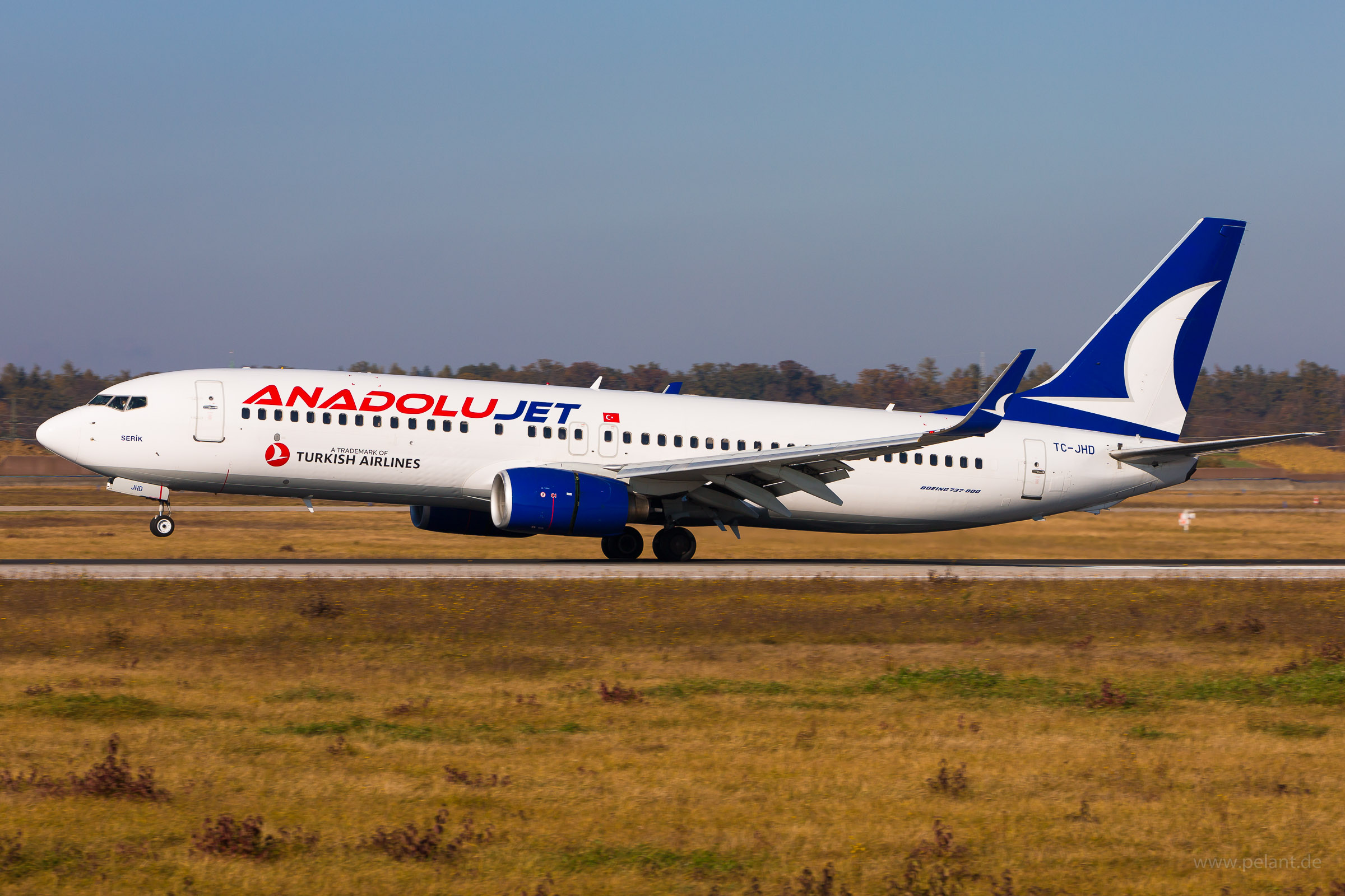 TC-JHD AnadoluJet Boeing 737-8F2 in Stuttgart / STR