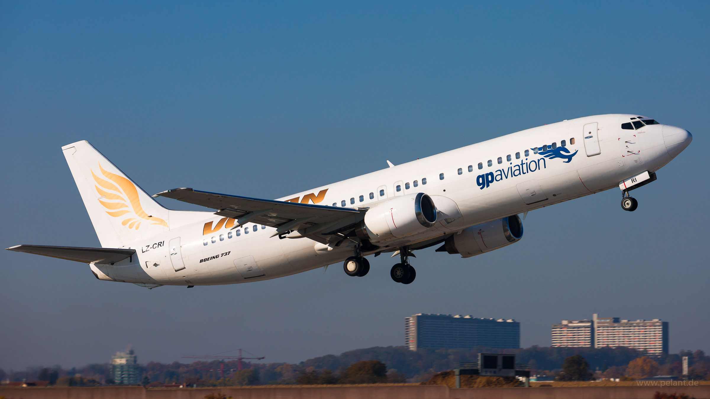 LZ-CRI GP Aviation Boeing 737-446 in Stuttgart / STR