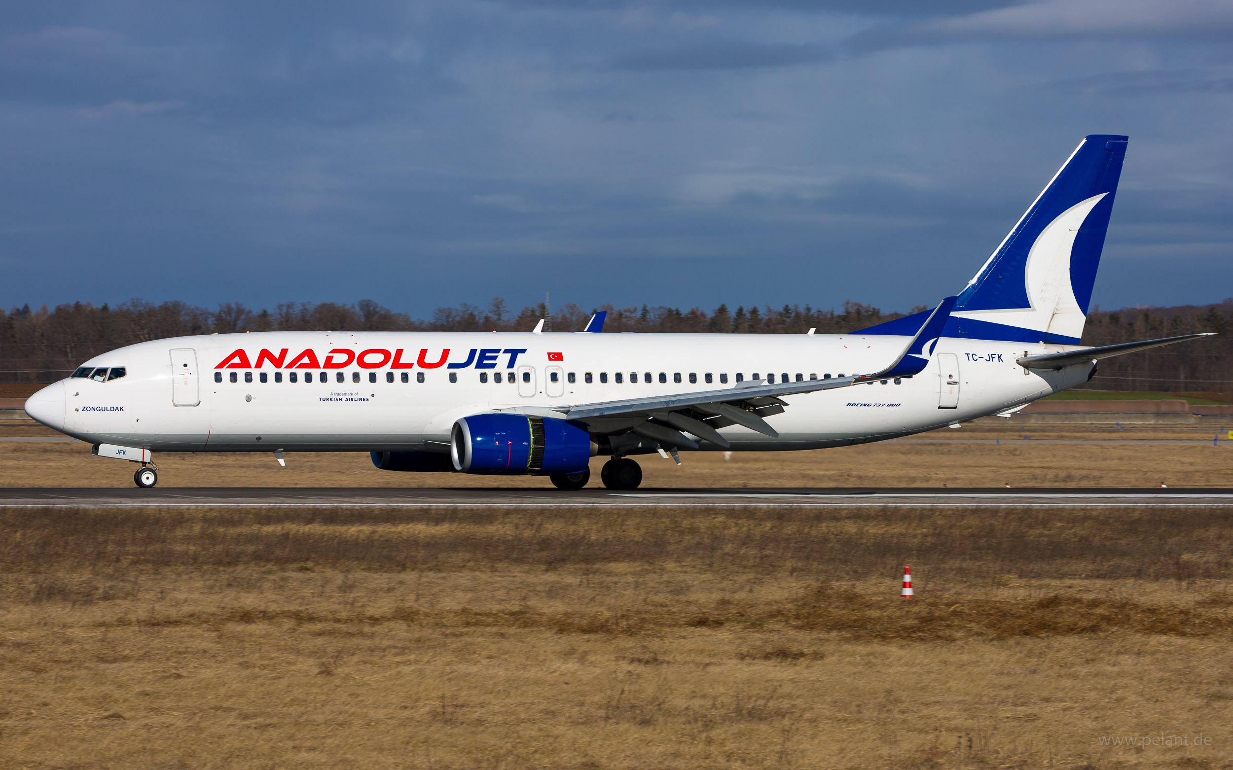 TC-JFK AnadoluJet Boeing 737-8F2 in Stuttgart / STR