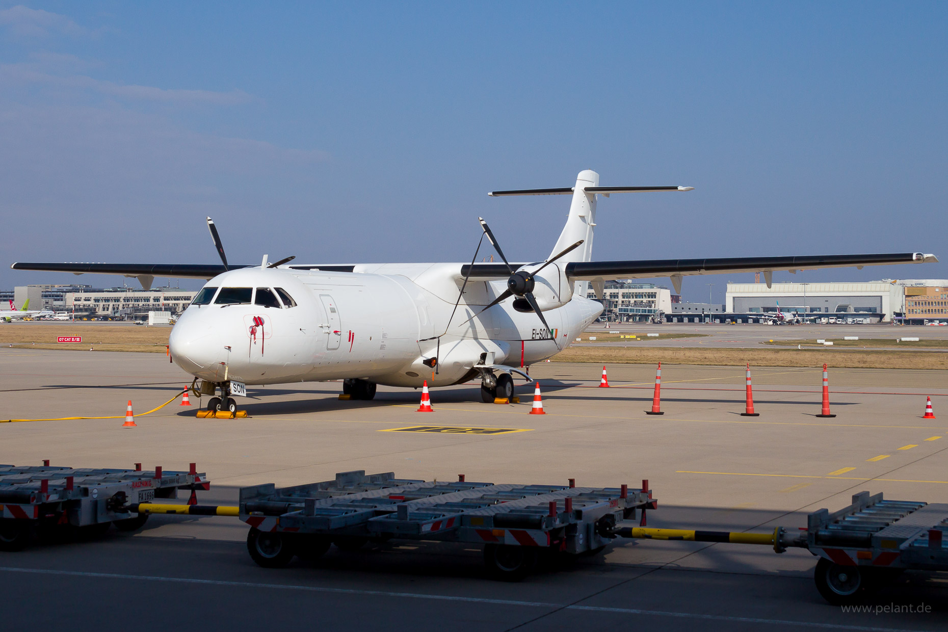 EI-SON ASL Airlines Ireland ATR 72-201F in Stuttgart / STR (ganz weiß Livery)