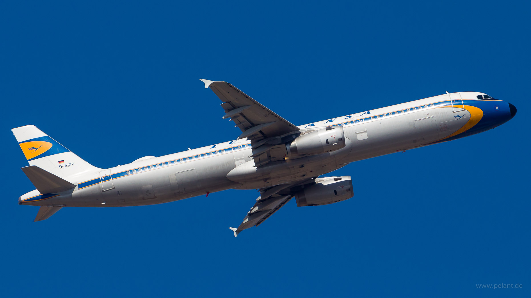 D-AIDV Lufthansa Airbus A321-231 in Stuttgart / STR (Retro Livery)