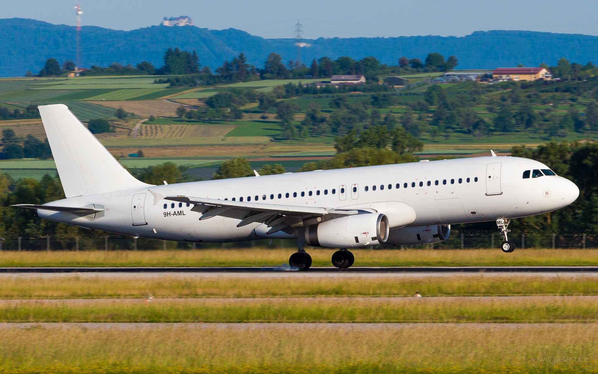 9H-AML Avion Express Malta Airbus A320-232 in Stuttgart / STR (ganz wei Livery)
