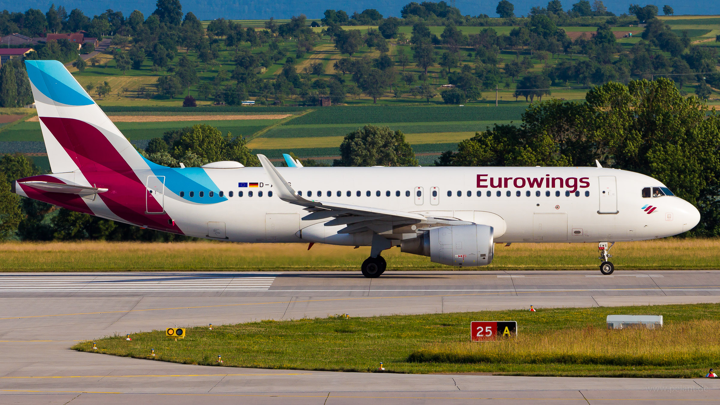 D-AEWS Eurowings Airbus A320-214 in Stuttgart / STR
