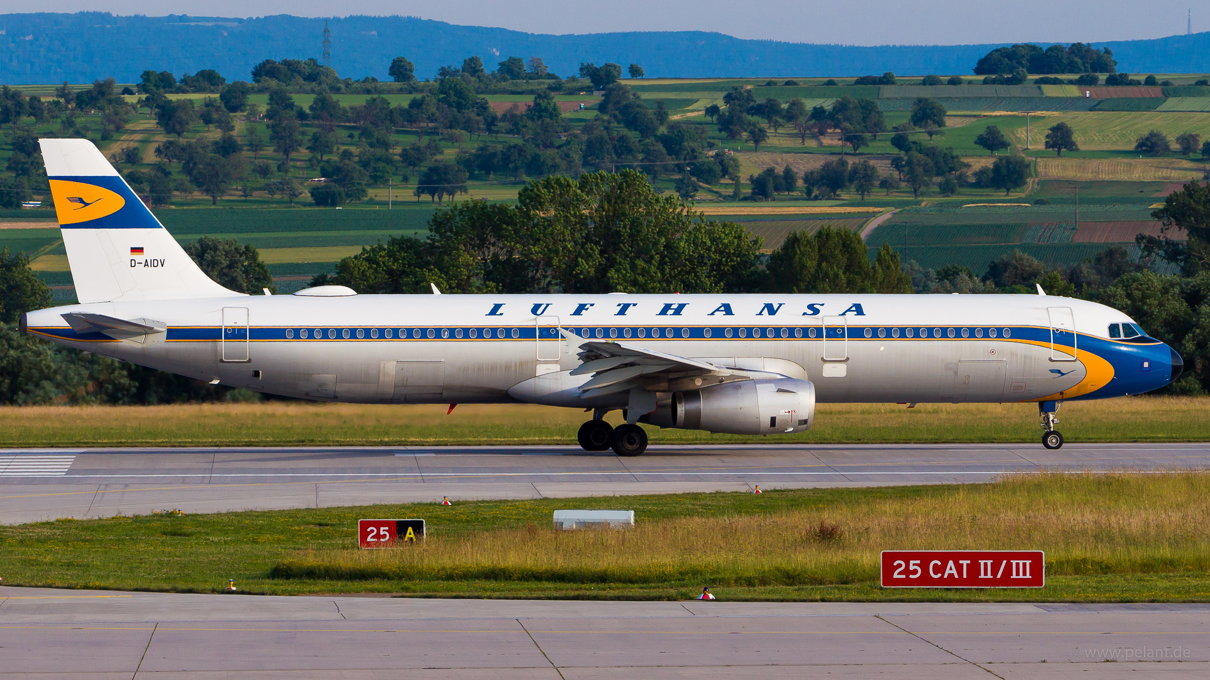 D-AIDV Lufthansa Airbus A321-231 in Stuttgart / STR (Retro Livery)