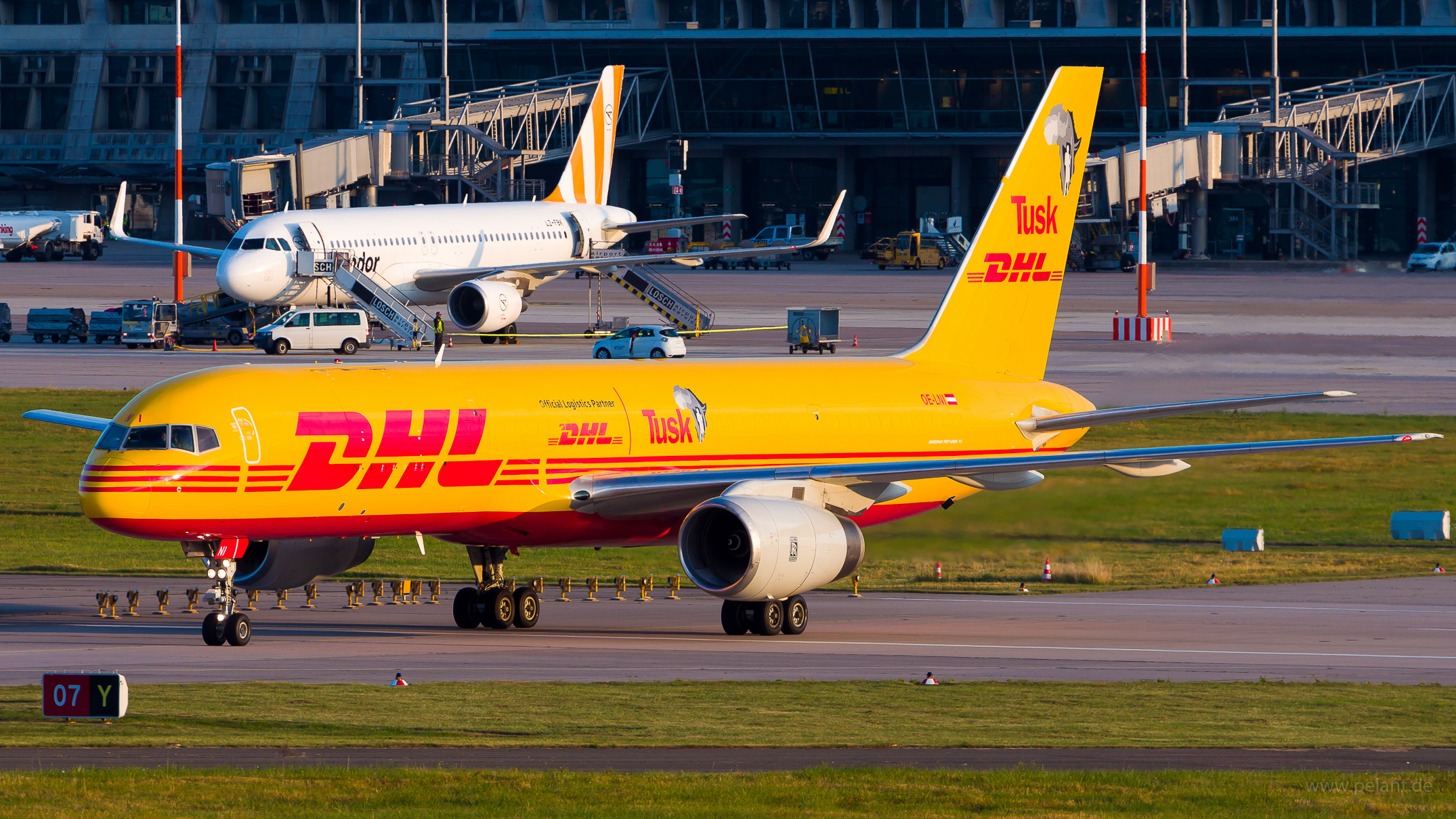 OE-LNI DHL Air Austria Boeing 757-28APCF in Stuttgart / STR