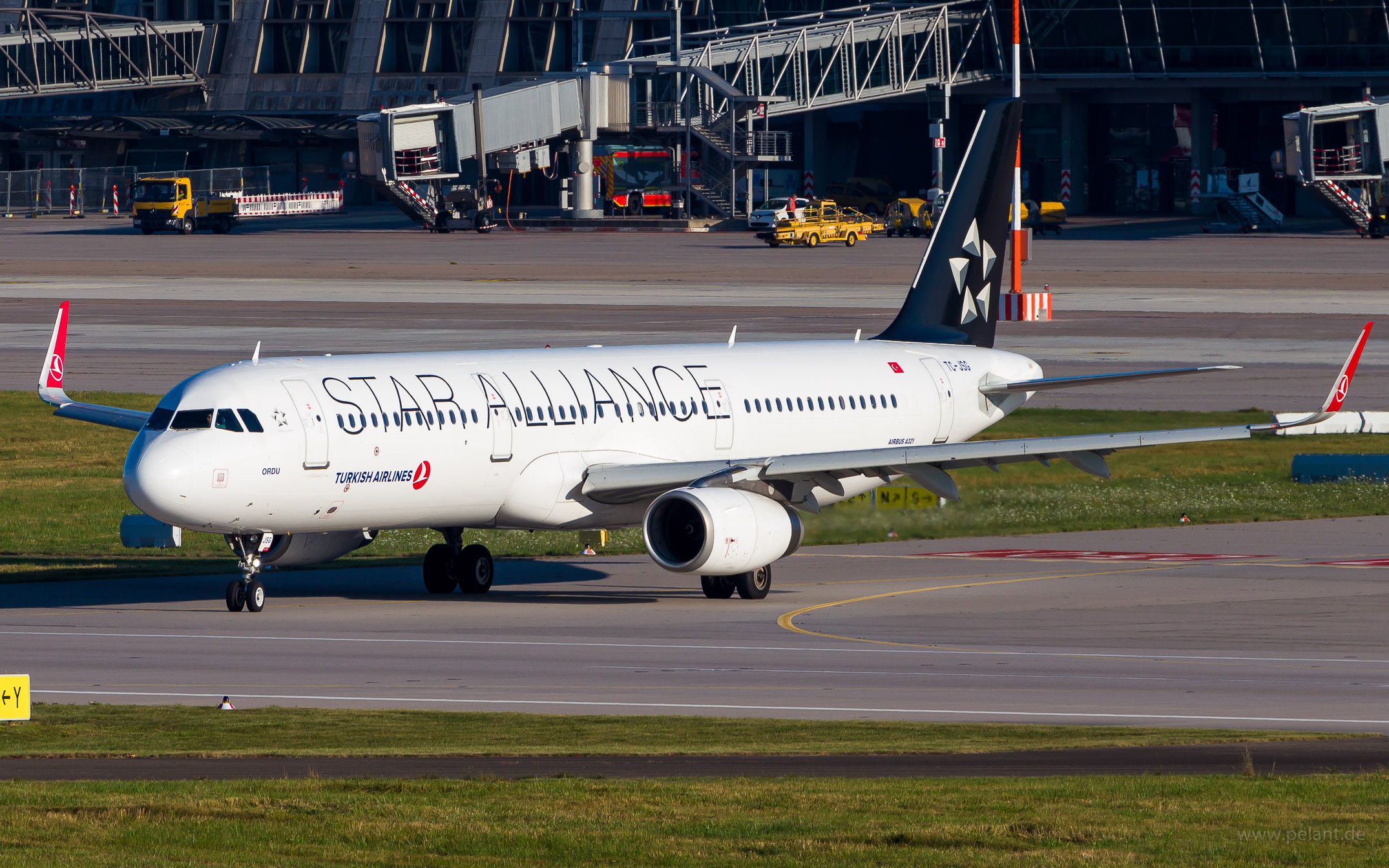 TC-JSG Turkish Airlines Airbus A321-231 in Stuttgart / STR (Star Alliance Livery)