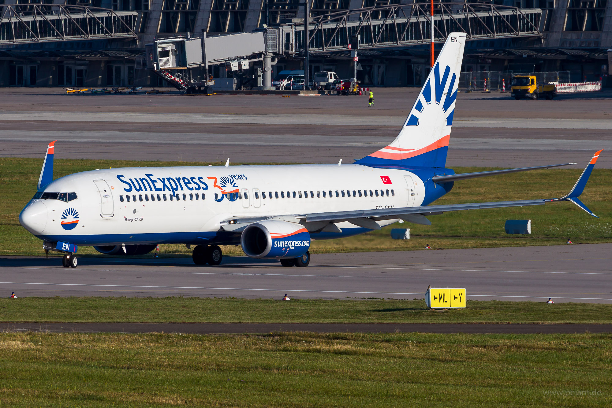 TC-SEN SunExpress Boeing 737-8HC in Stuttgart / STR