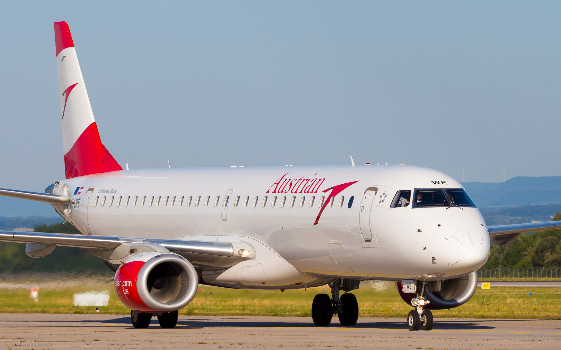 OE-LWE Austrian Airlines Embraer 195 in Stuttgart / STR