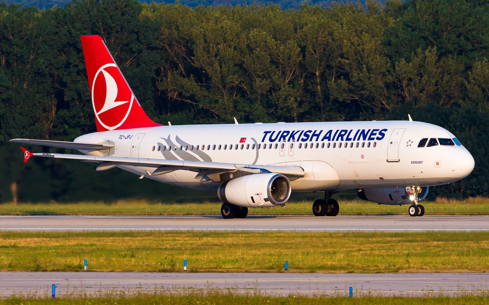 TC-JPJ Turkish Airlines Airbus A320-232 in Stuttgart / STR