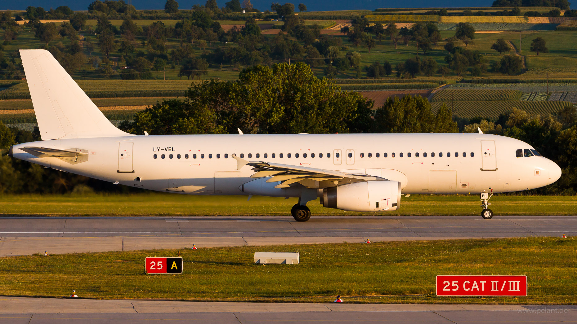 LY-VEL Avion Express Airbus A320-232 in Stuttgart / STR (ganz wei Livery)