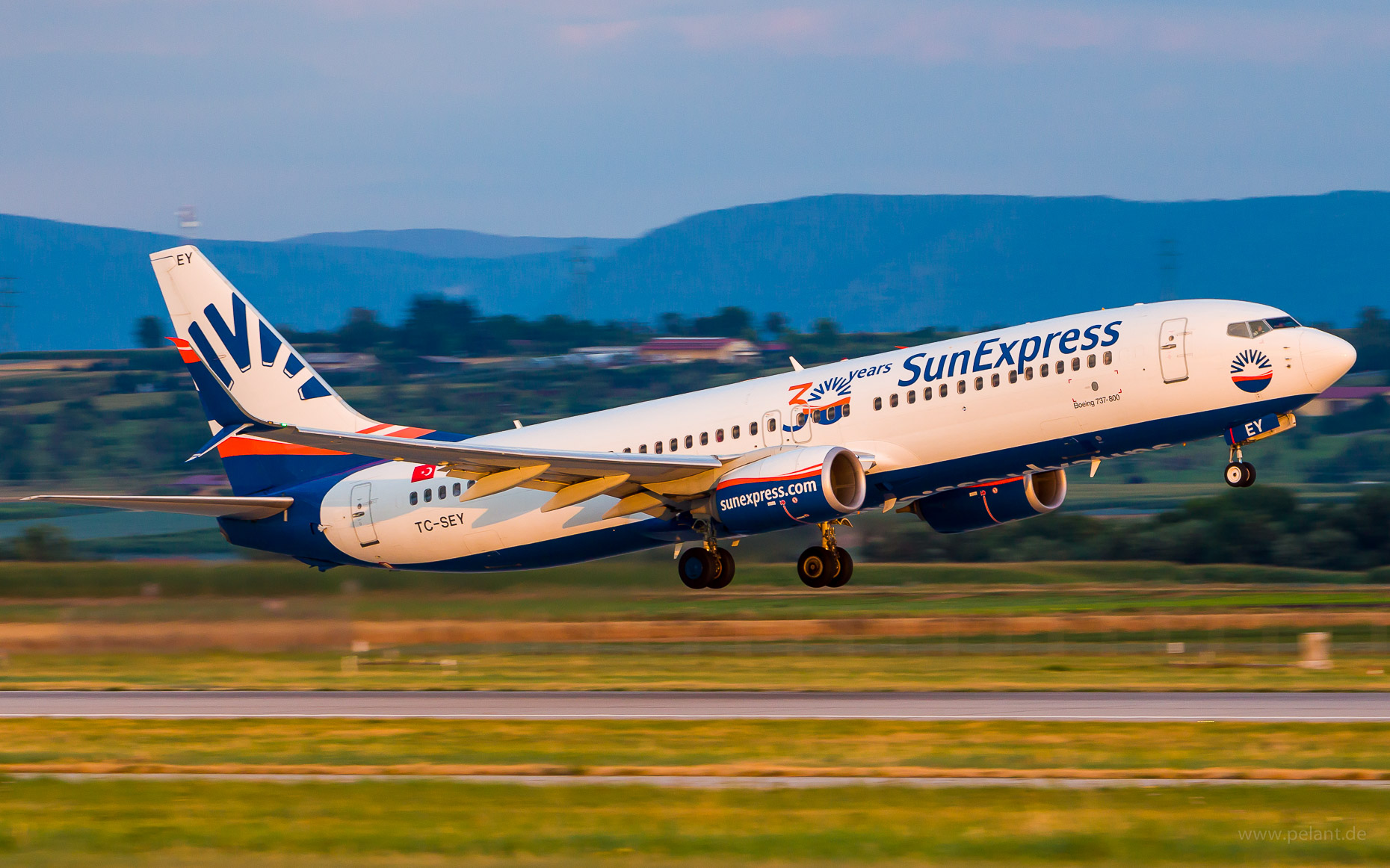 TC-SEY SunExpress Boeing 737-8HC in Stuttgart / STR (30 years (SunExpress) Sticker Livery)