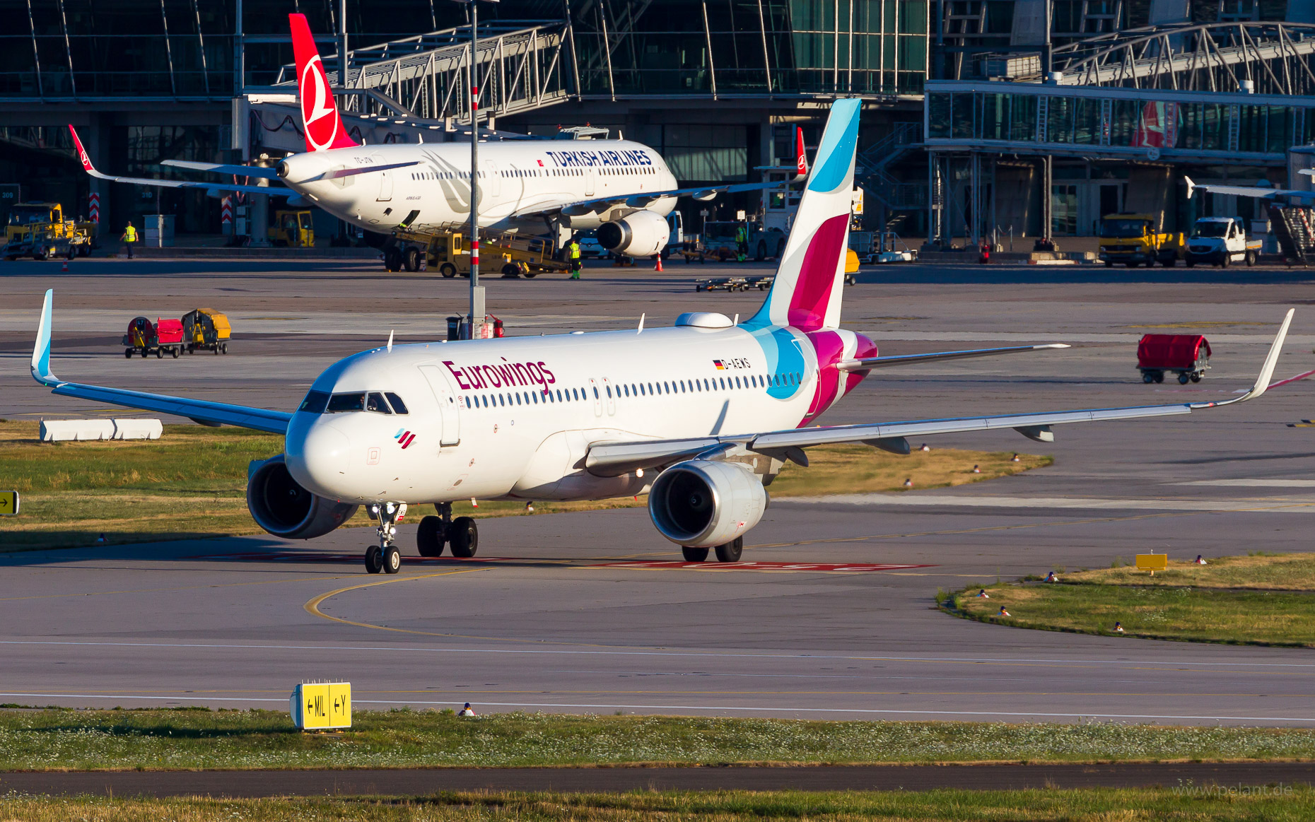 D-AEWS Eurowings Airbus A320-214 in Stuttgart / STR