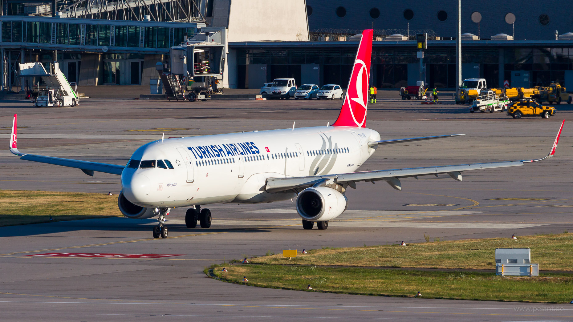 TC-JTN Turkish Airlines Airbus A321-231 in Stuttgart / STR
