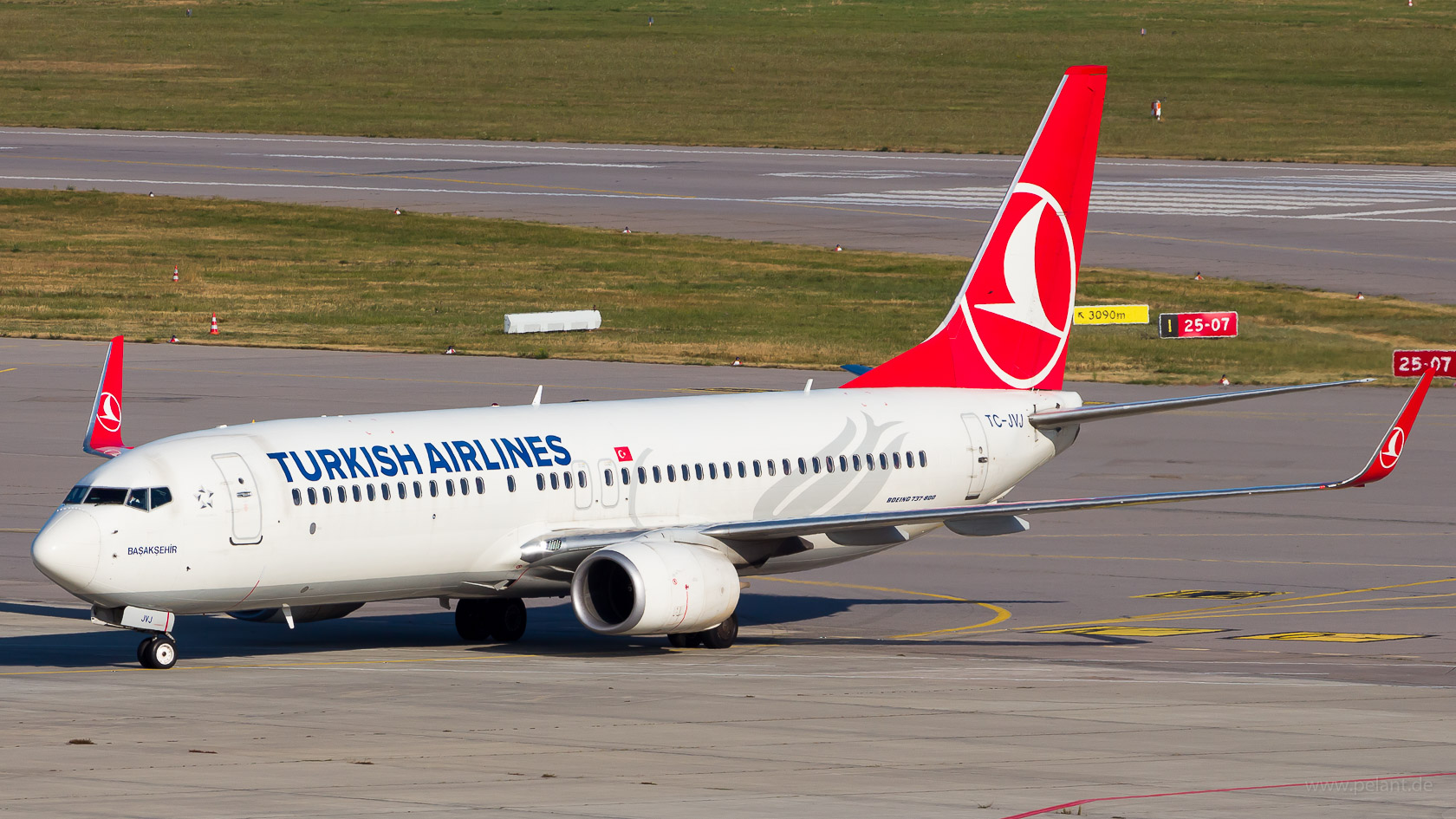 TC-JVJ Turkish Airlines Boeing 737-8F2 in Stuttgart / STR
