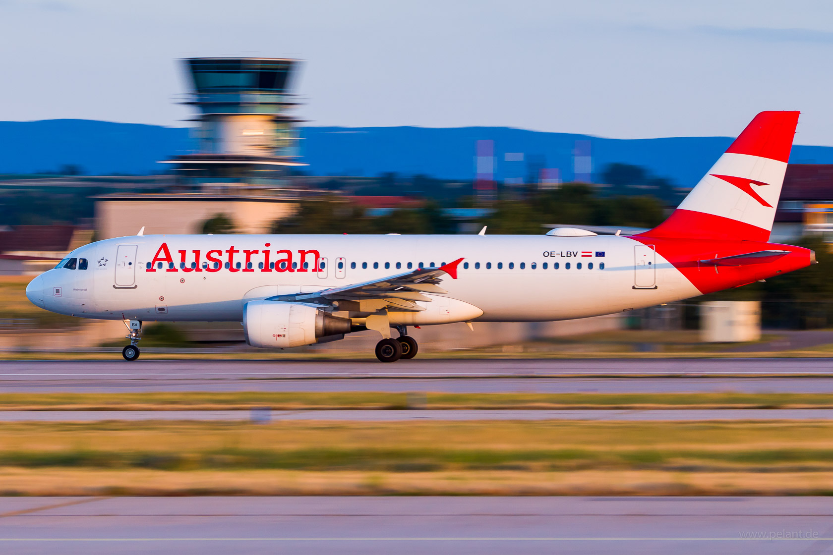 OE-LBV Austrian Airlines Airbus A320-214 in Stuttgart / STR