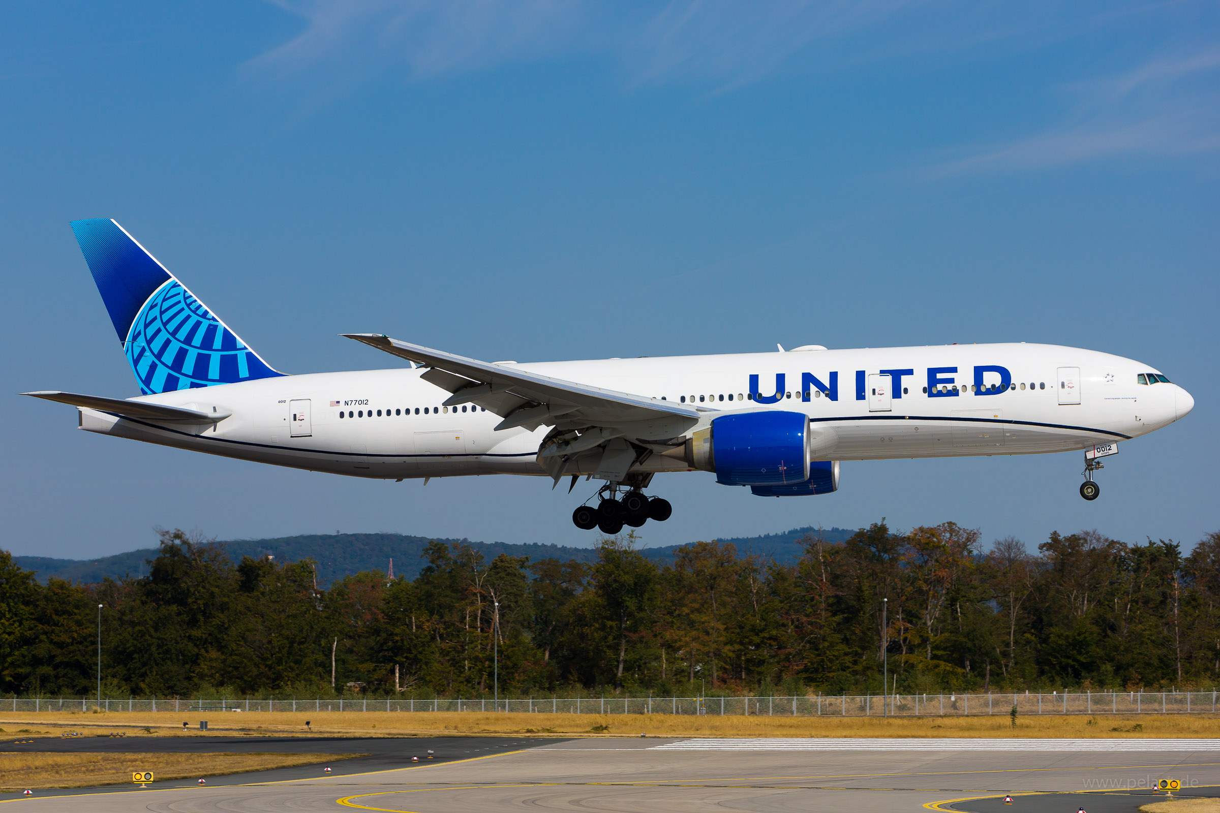 N77012 United Boeing 777-224ER in Frankfurt / FRA