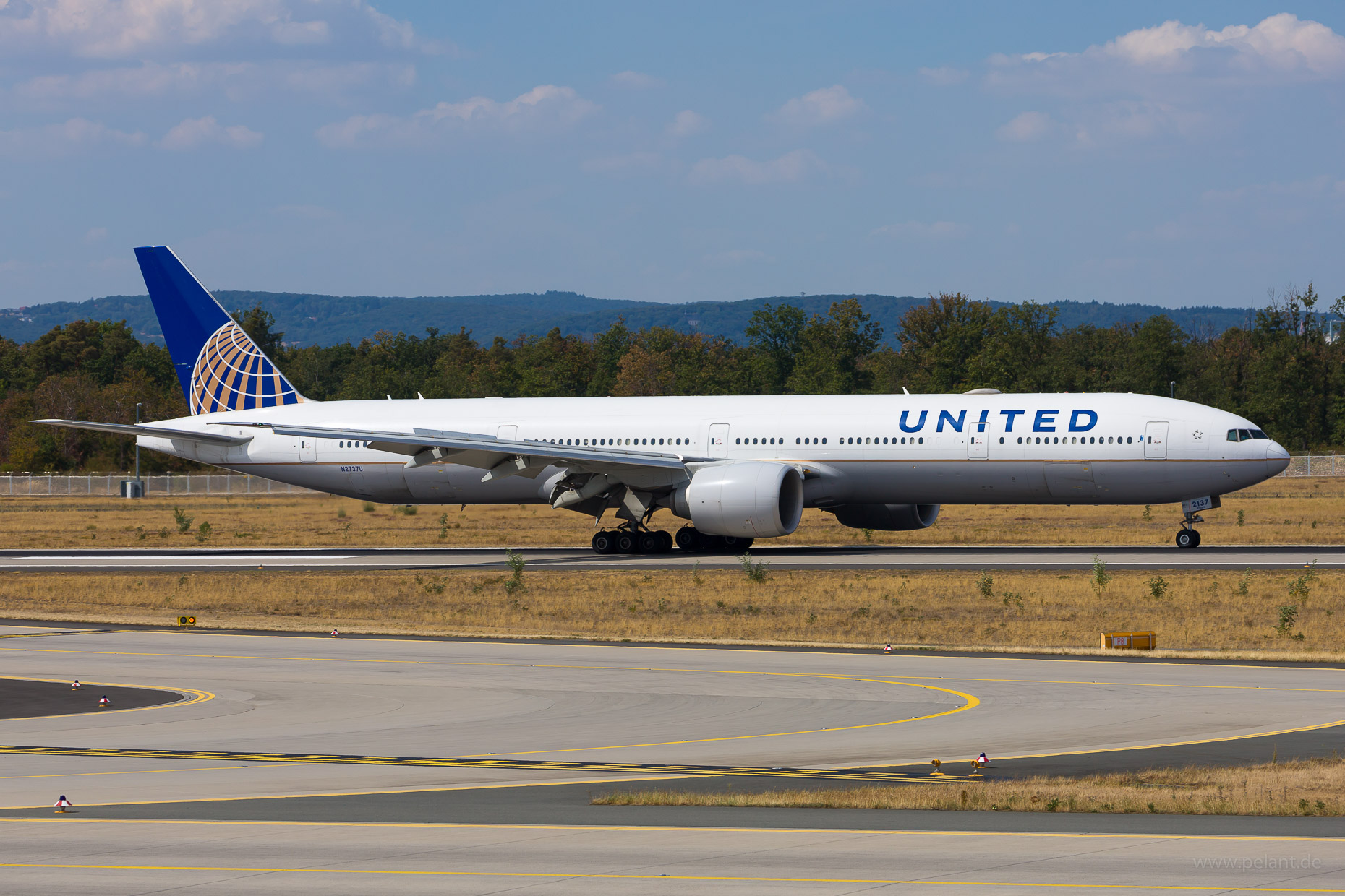 N2737U United Boeing 777-322ER in Frankfurt / FRA