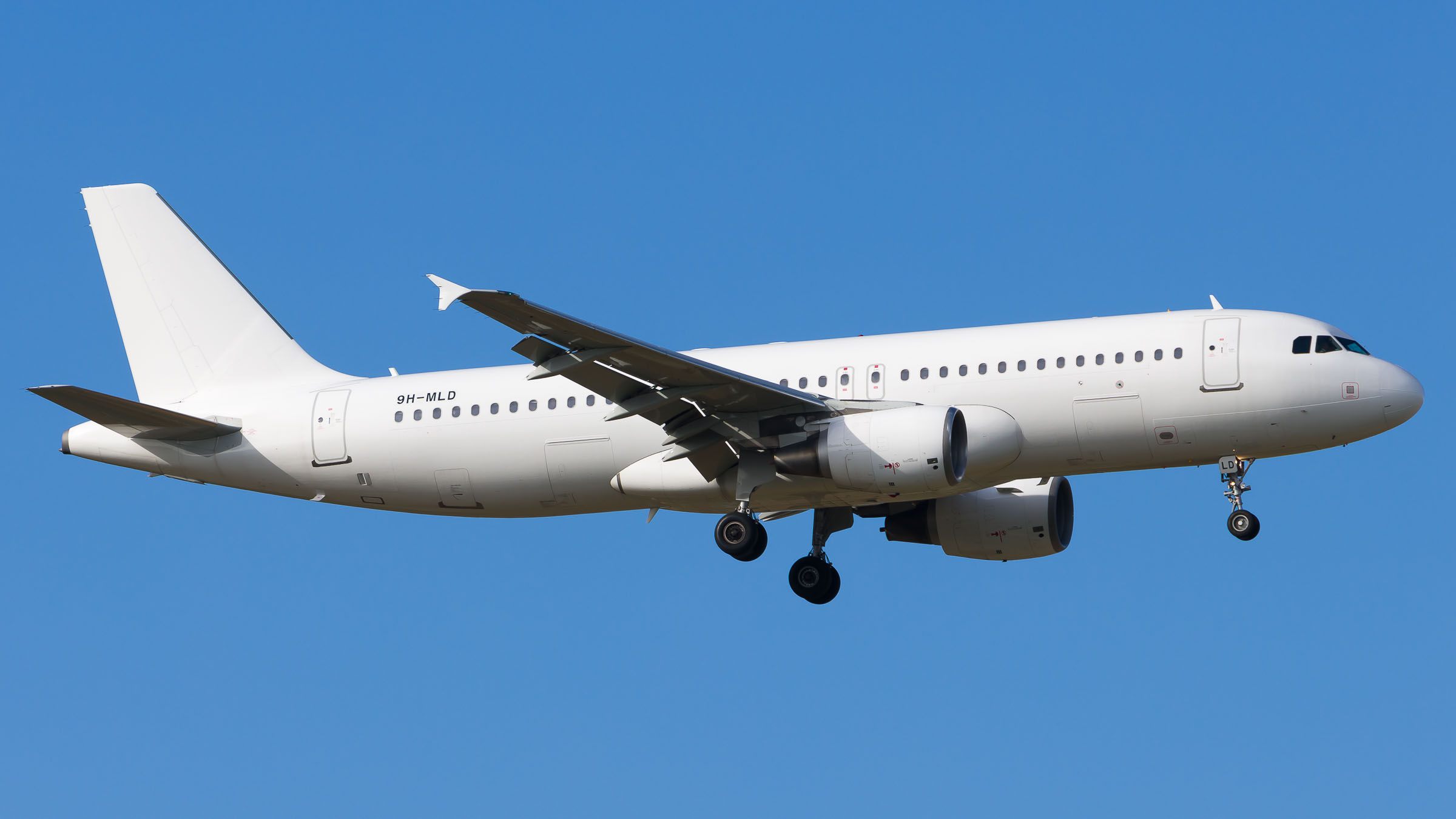 9H-MLD Avion Express Malta Airbus A320-214 in Stuttgart / STR (ganz weiß Livery)