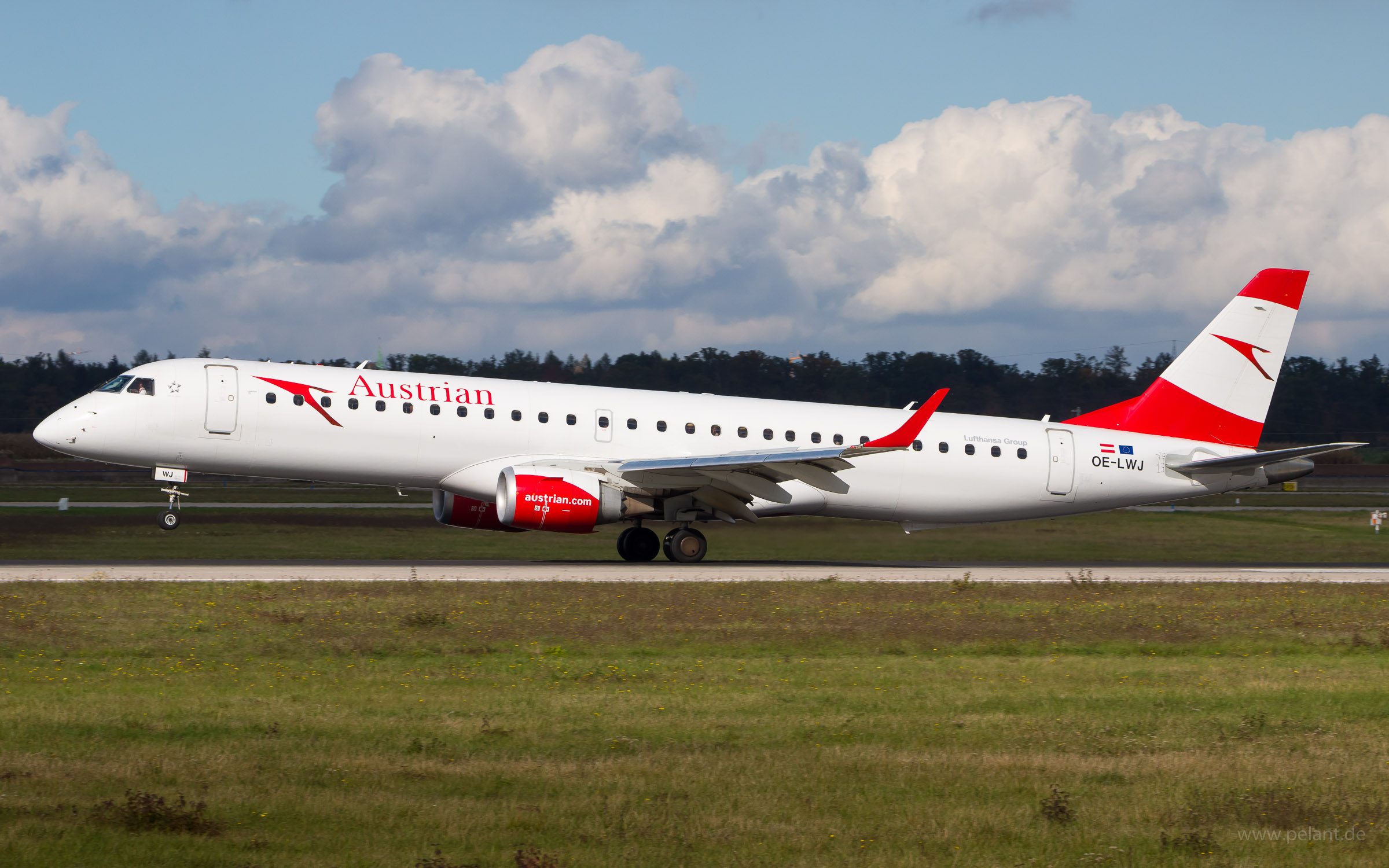 OE-LWJ Austrian Airlines Embraer ERJ-195LR in Stuttgart / STR