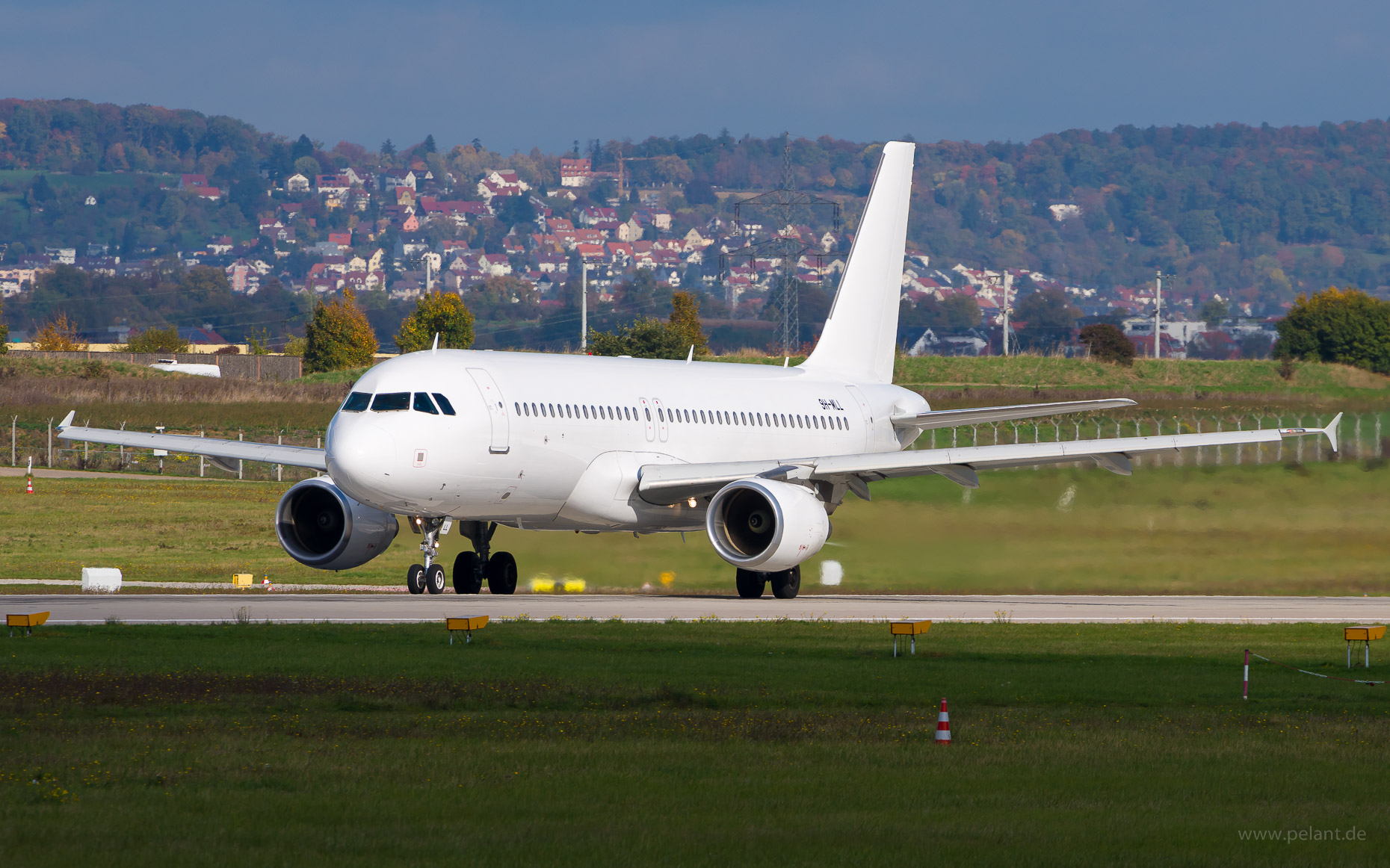 9H-MLL Avion Express Malta Airbus A320-214 in Stuttgart / STR (ganz wei Livery)