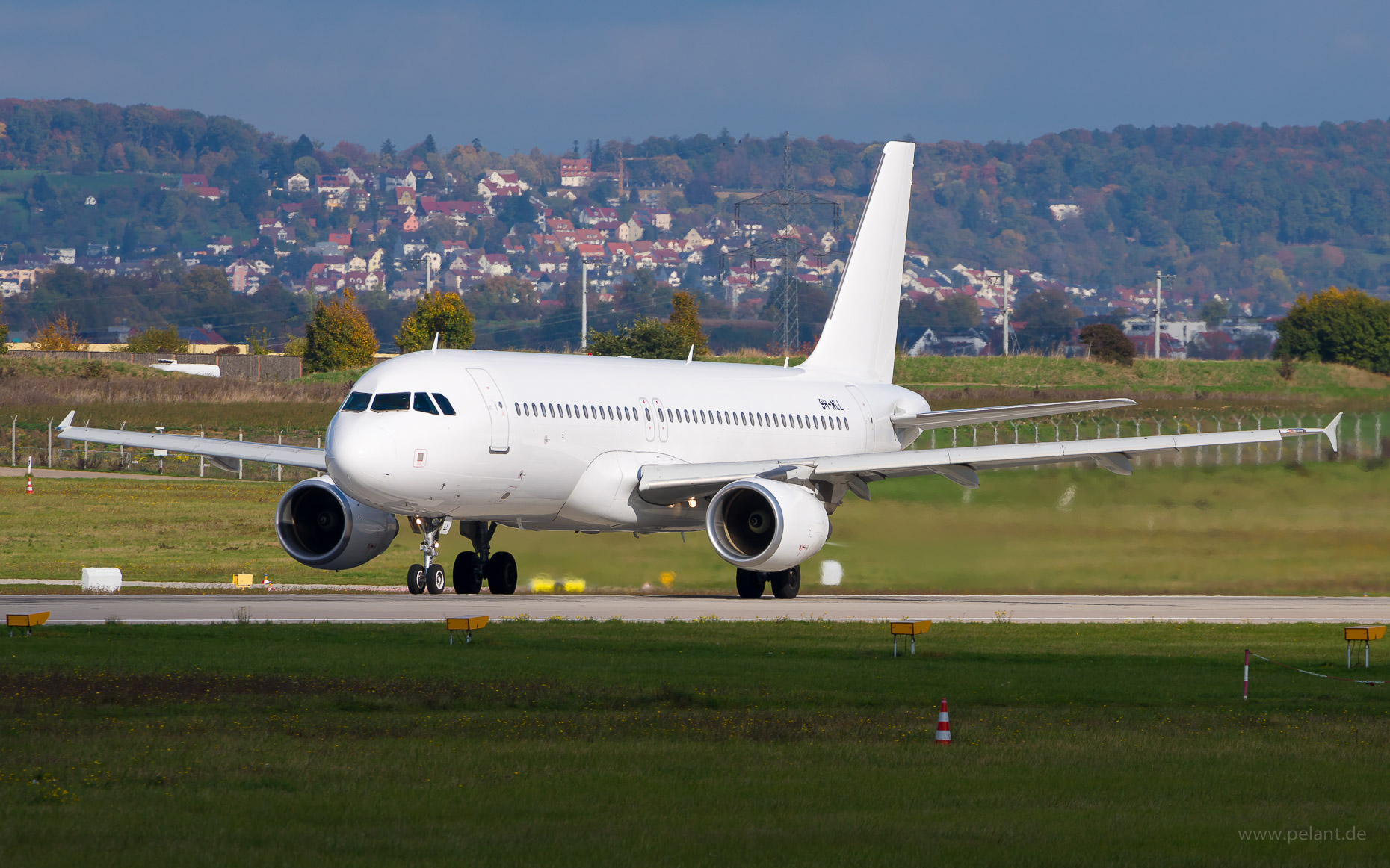 9H-MLL Avion Express Malta Airbus A320-214 in Stuttgart / STR (ganz weiß Livery)