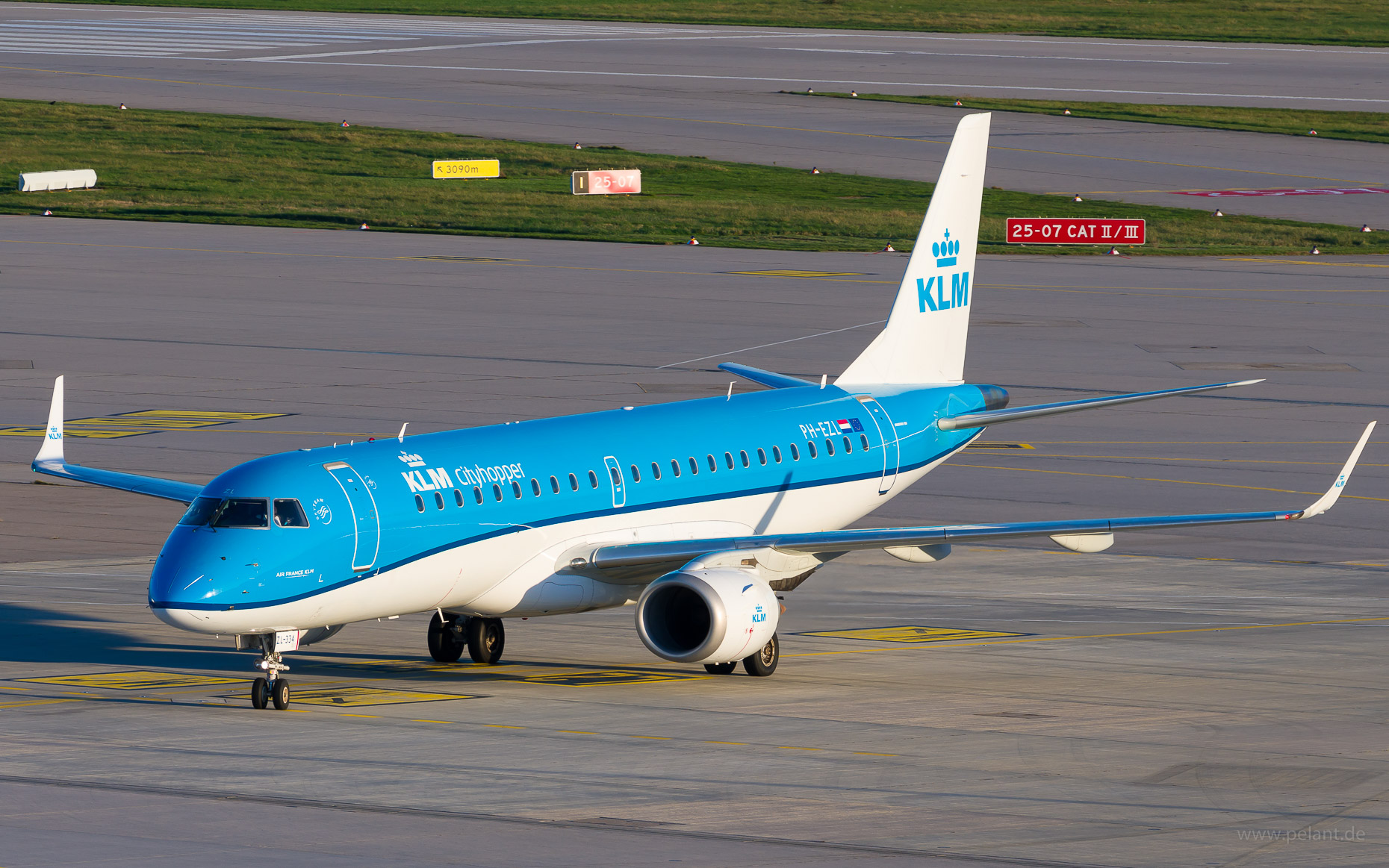 PH-EZL KLM cityhopper Embraer 190 in Stuttgart / STR