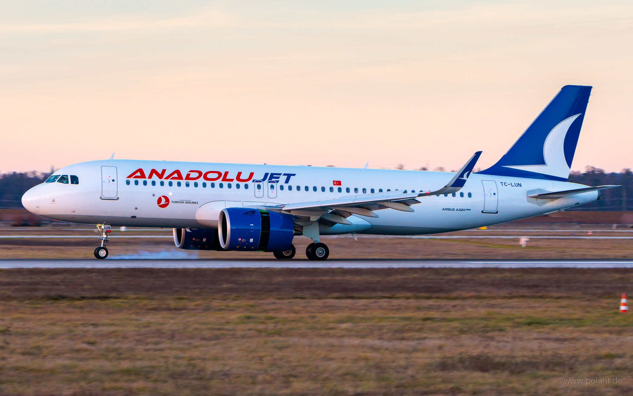 TC-LUN AnadoluJet Airbus A320-271N in Stuttgart / STR