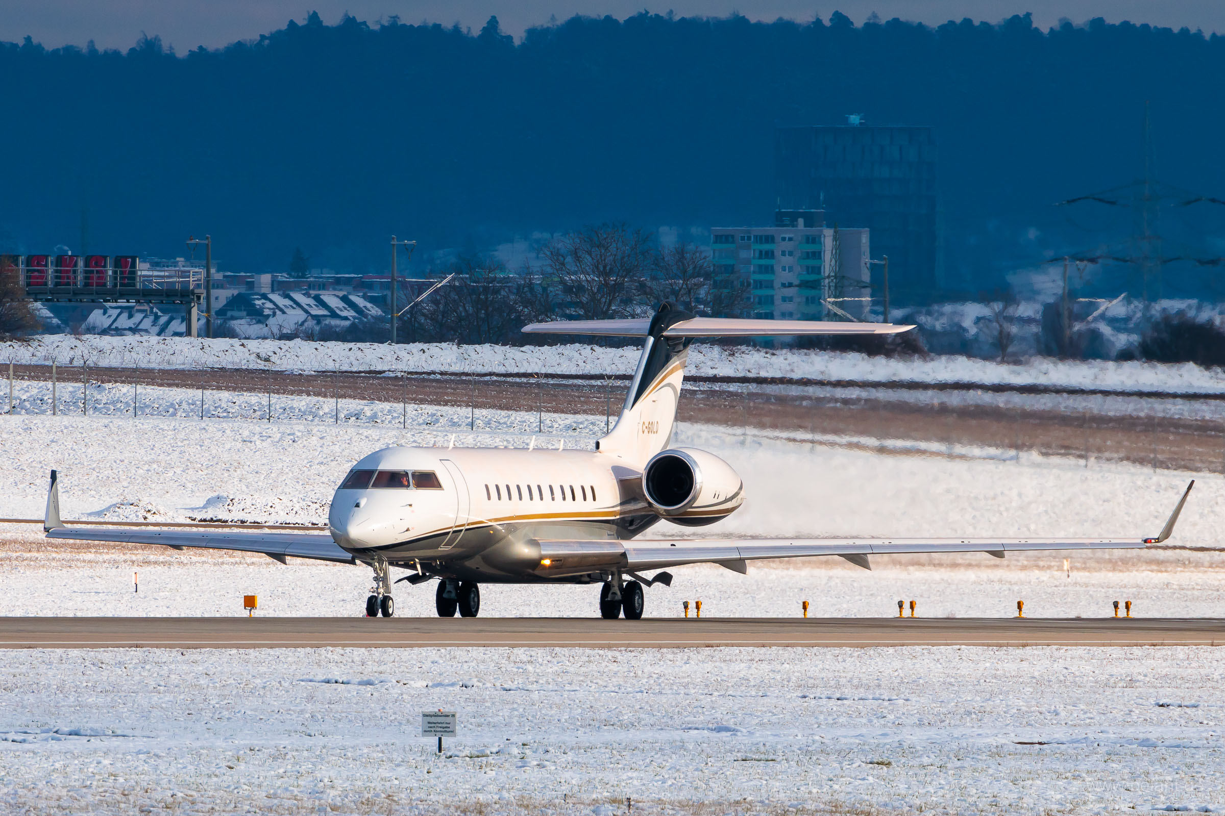 C-GOLD ? Bombardier Global 5000 in Stuttgart / STR