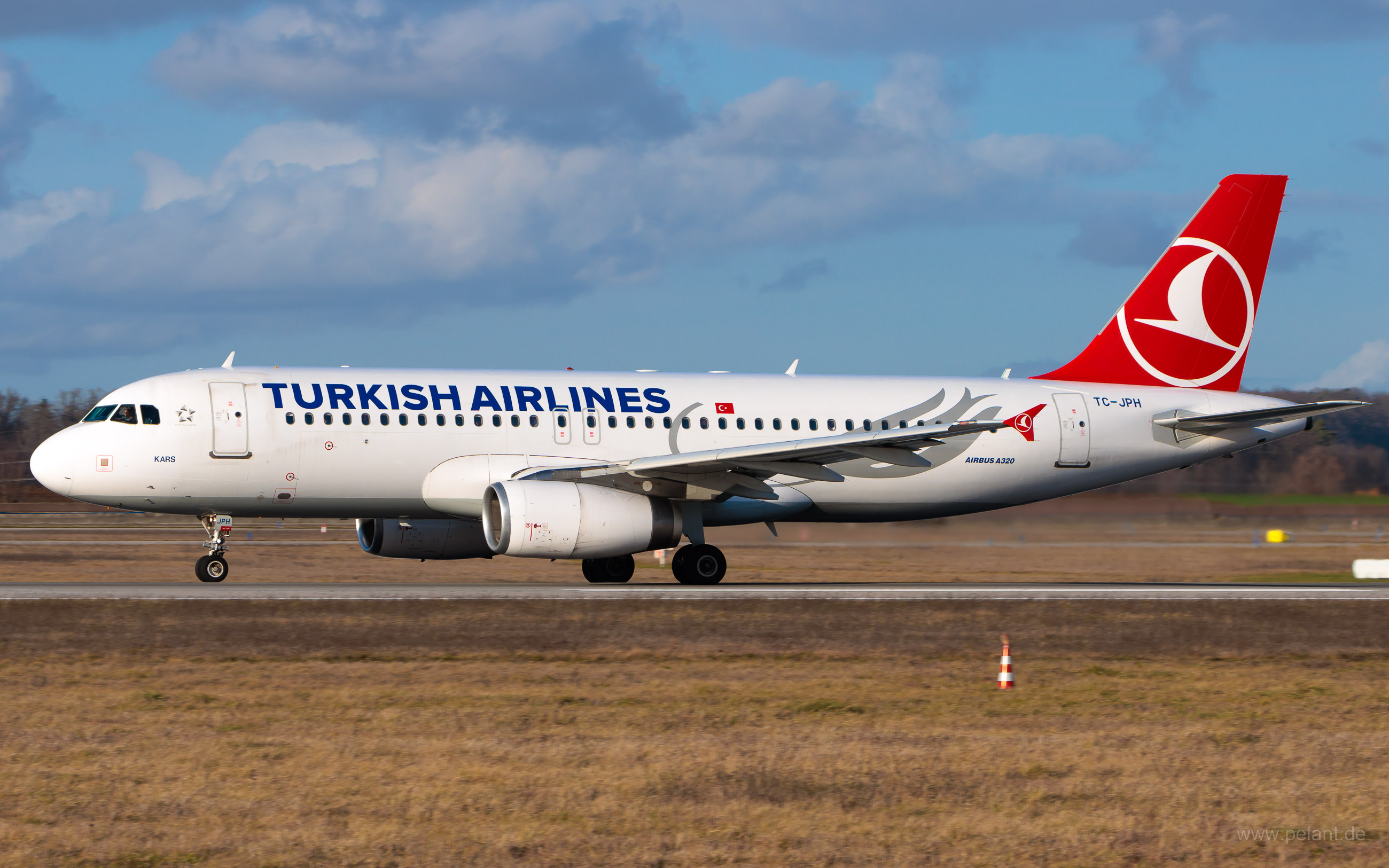 TC-JPH Turkish Airlines Airbus A320-232 in Stuttgart / STR