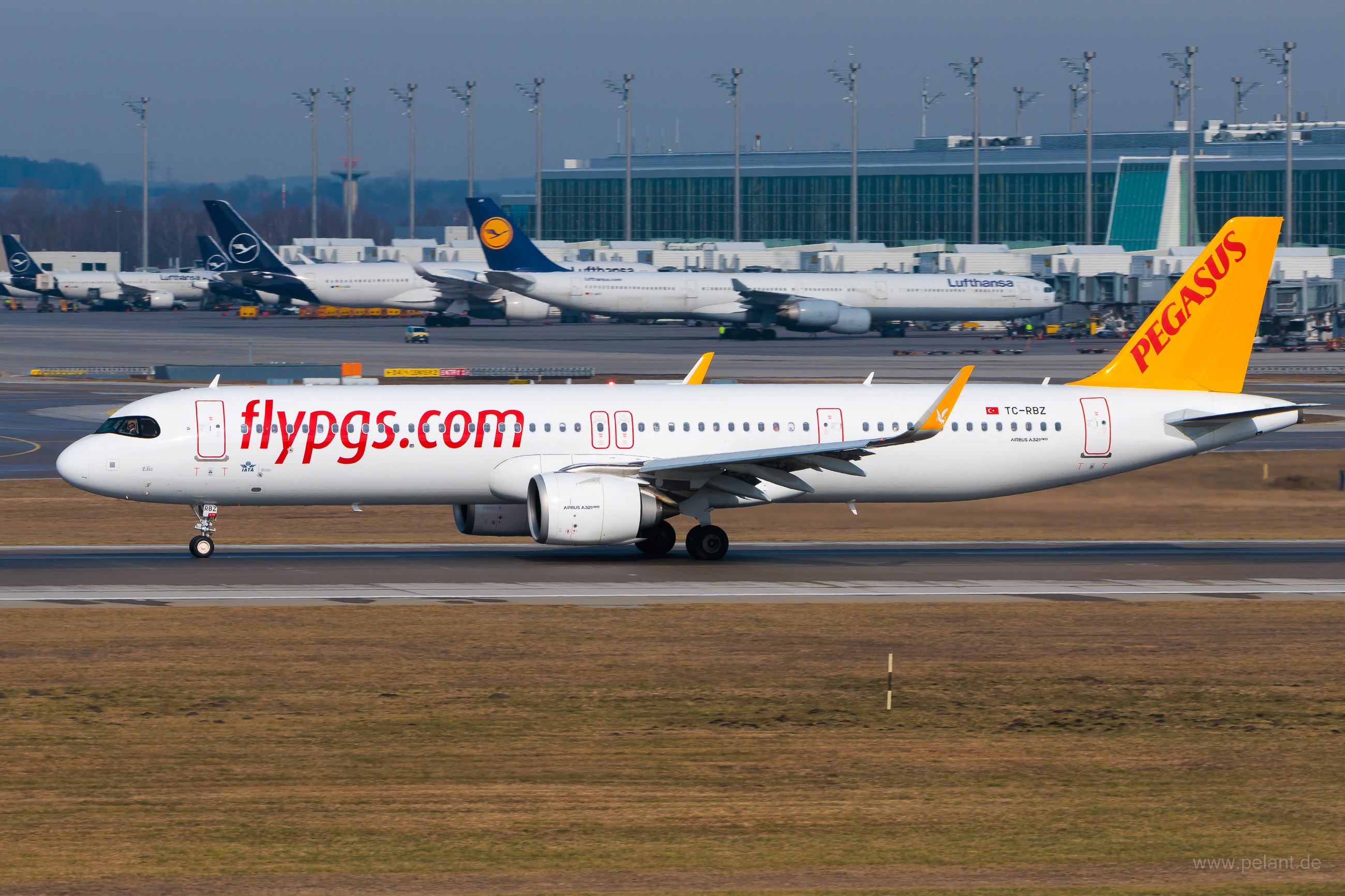 TC-RBZ Pegasus Airlines Airbus A321-251NX in München / MUC