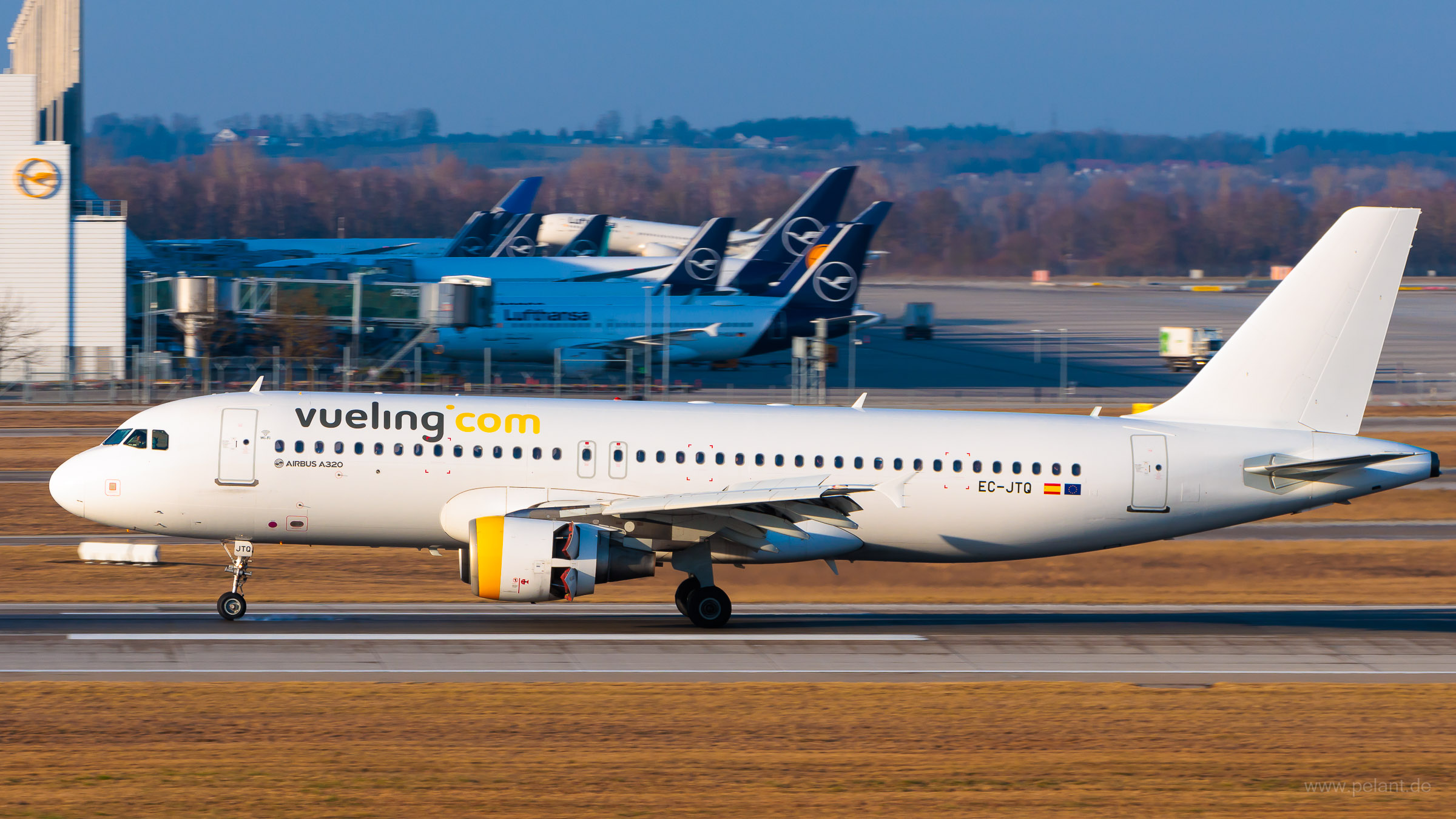 EC-JTQ Vueling Airlines Airbus A320-214 in Mnchen / MUC