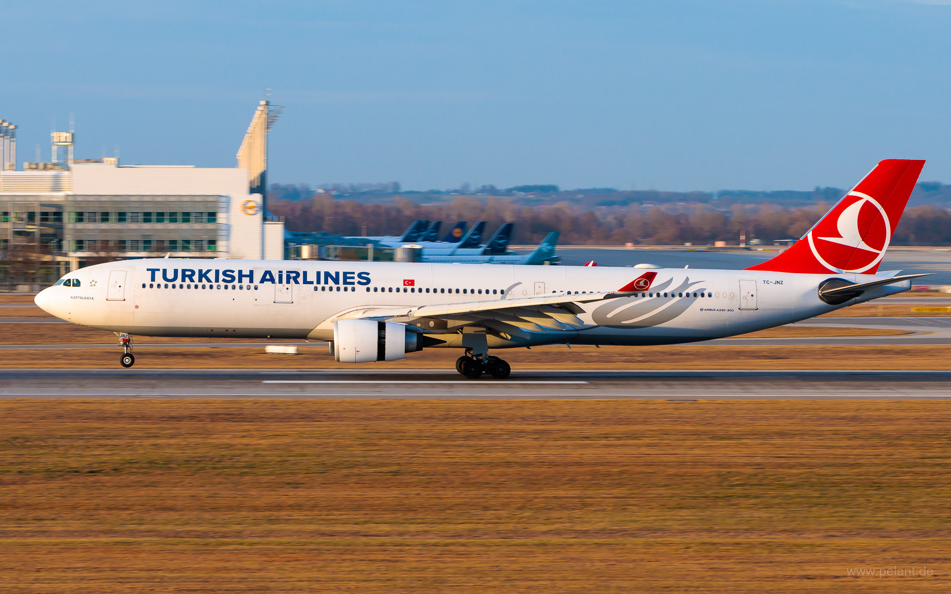 TC-JNZ Turkish Airlines Airbus A330-303 in Mnchen / MUC