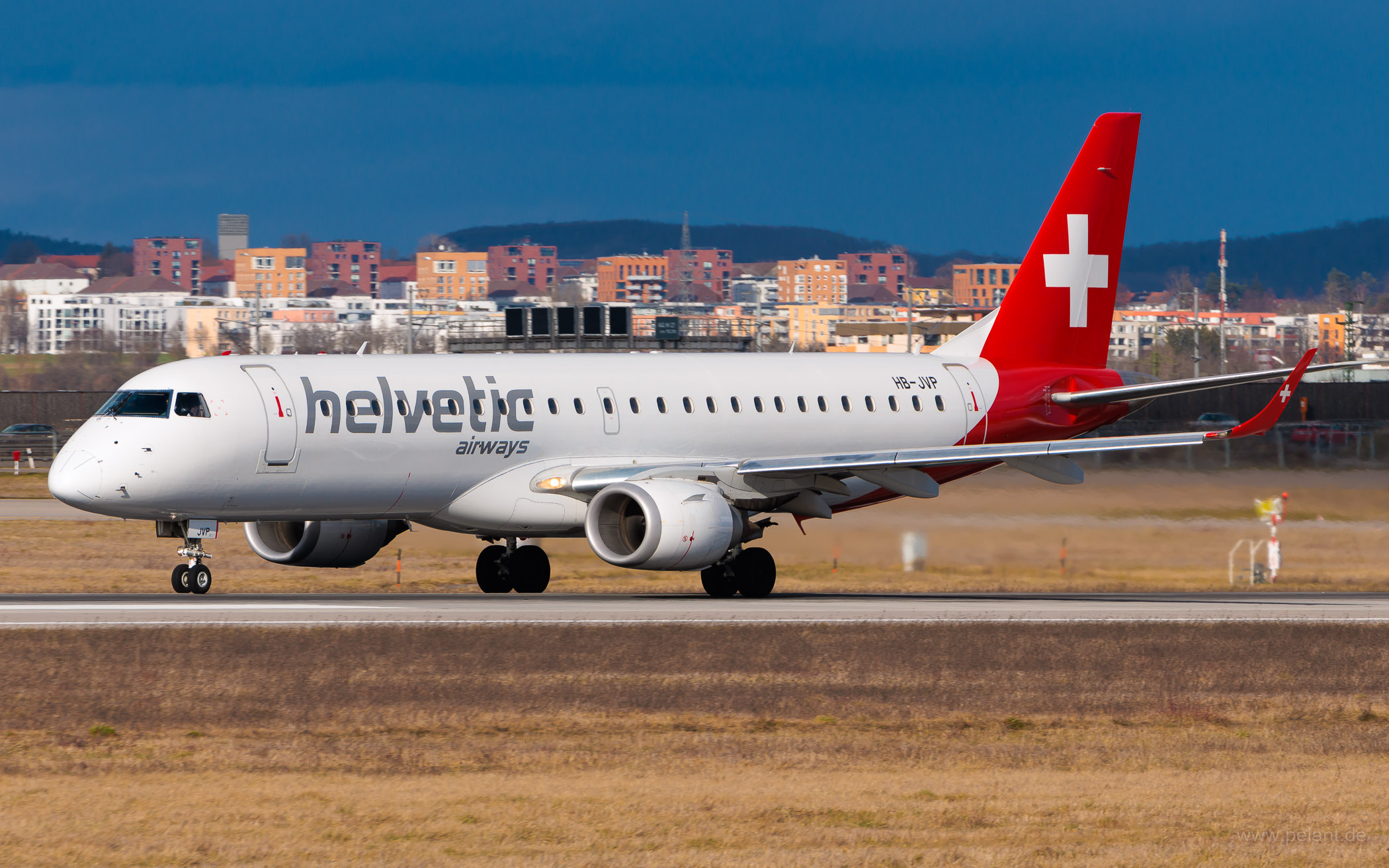 HB-JVP Helvetic Airways Embraer 190 in Stuttgart / STR