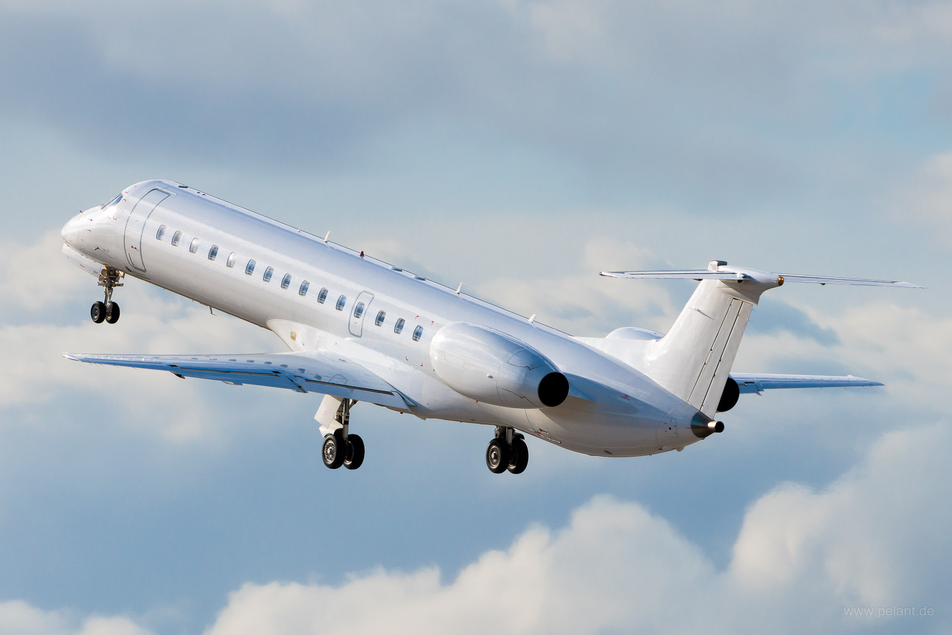 F-HFKF VallJet Embraer ERJ 145LR in Stuttgart / STR (ganz weiß Livery)