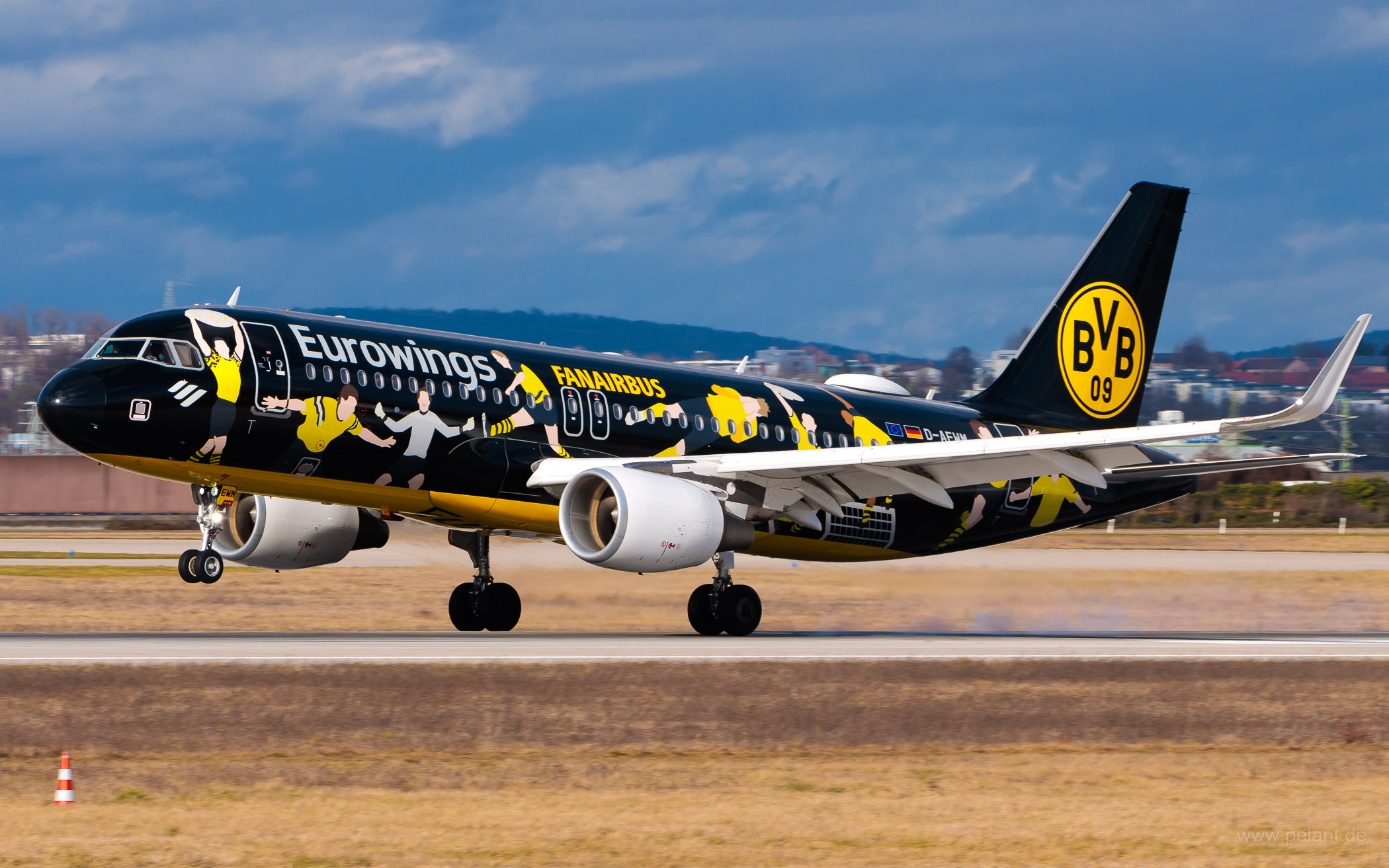 D-AEWM Eurowings Airbus A320-214 in Stuttgart / STR (BVB Mannschaftsairbus Livery)