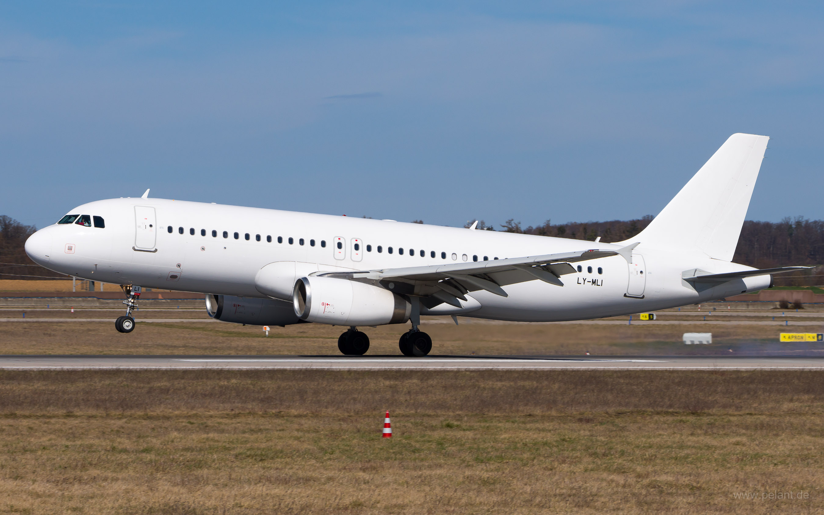 LY-MLI Avion Express Airbus A320-232 in Stuttgart / STR (ganz wei Livery)