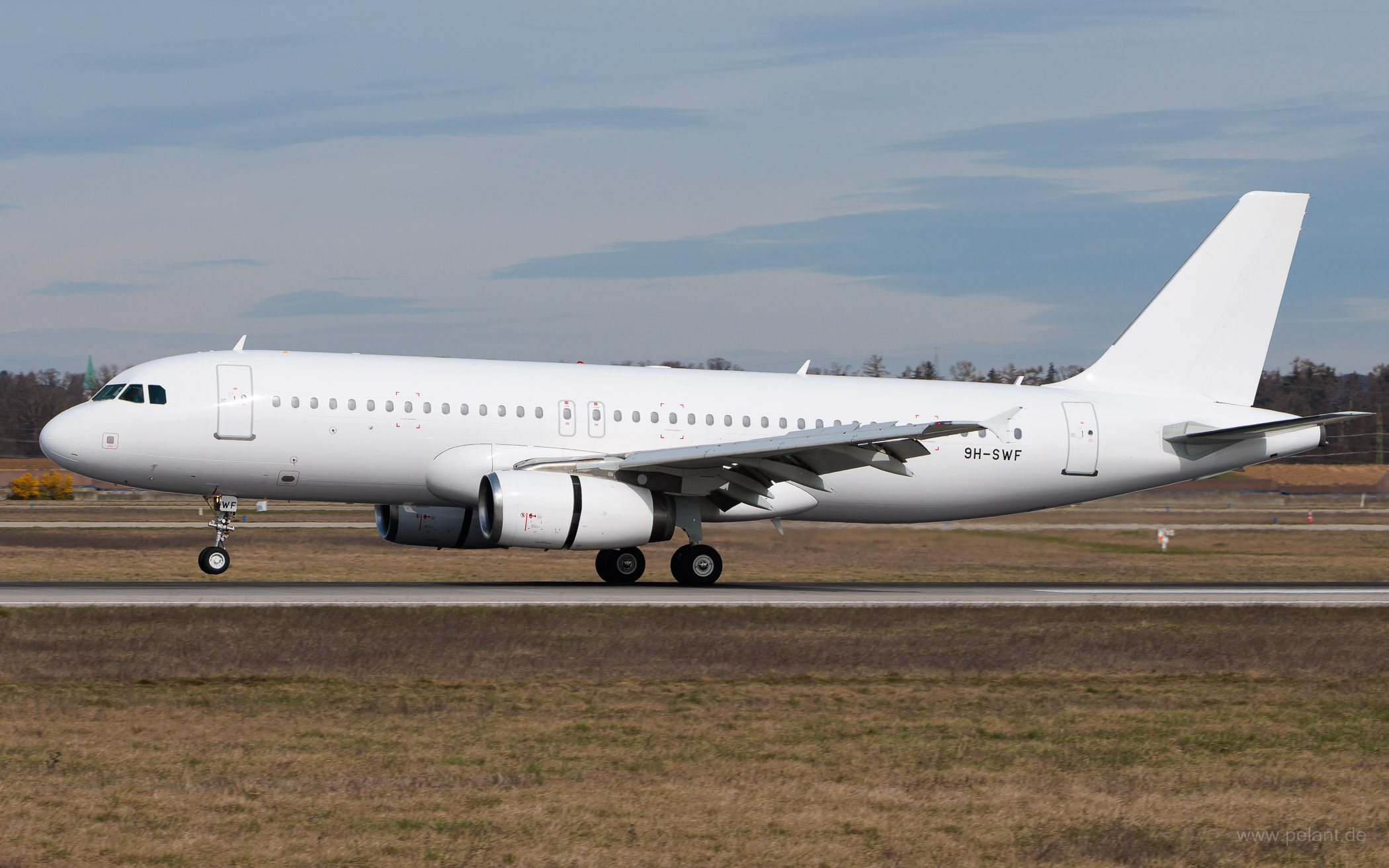 9H-SWF Avion Express Malta Airbus A320-232 in Stuttgart / STR (ganz weiß Livery)