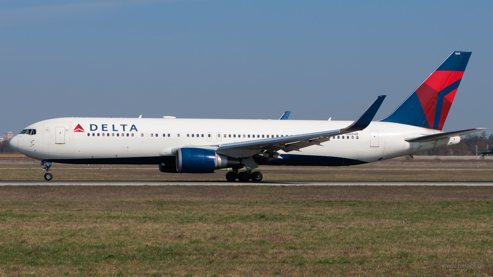 N1604R Delta Boeing 767-332ER in Stuttgart / STR