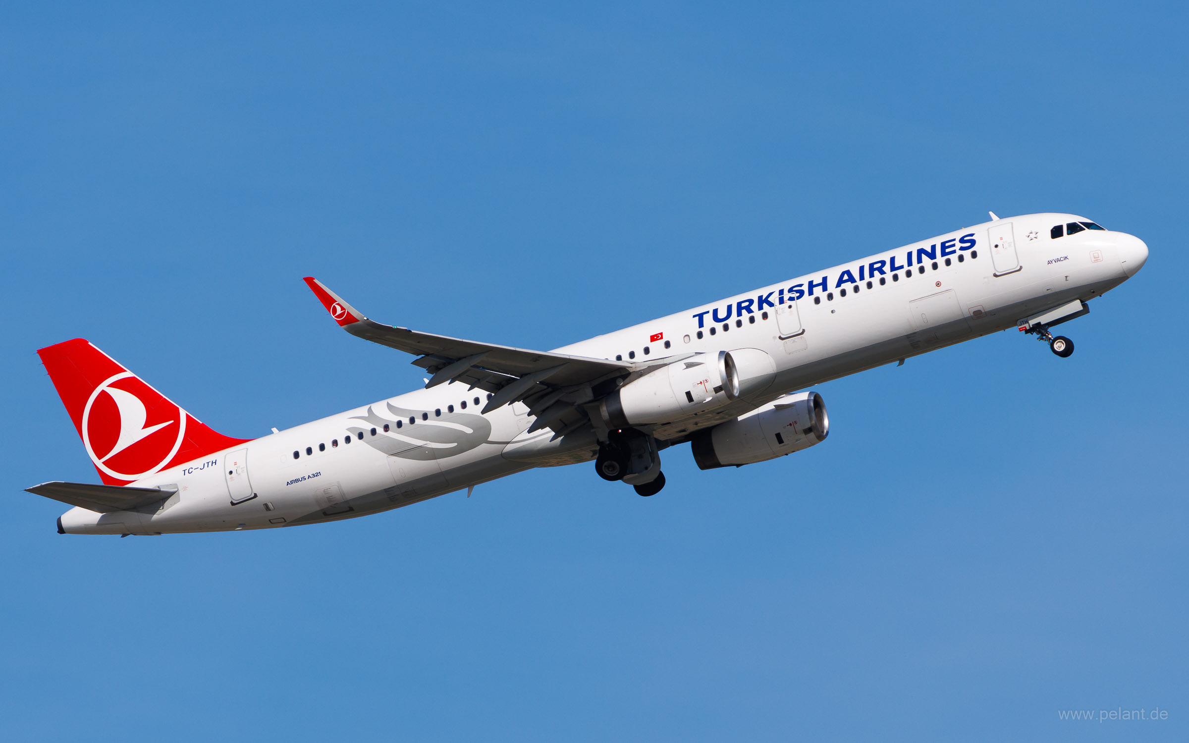 TC-JTH Turkish Airlines Airbus A321-231 in Stuttgart / STR
