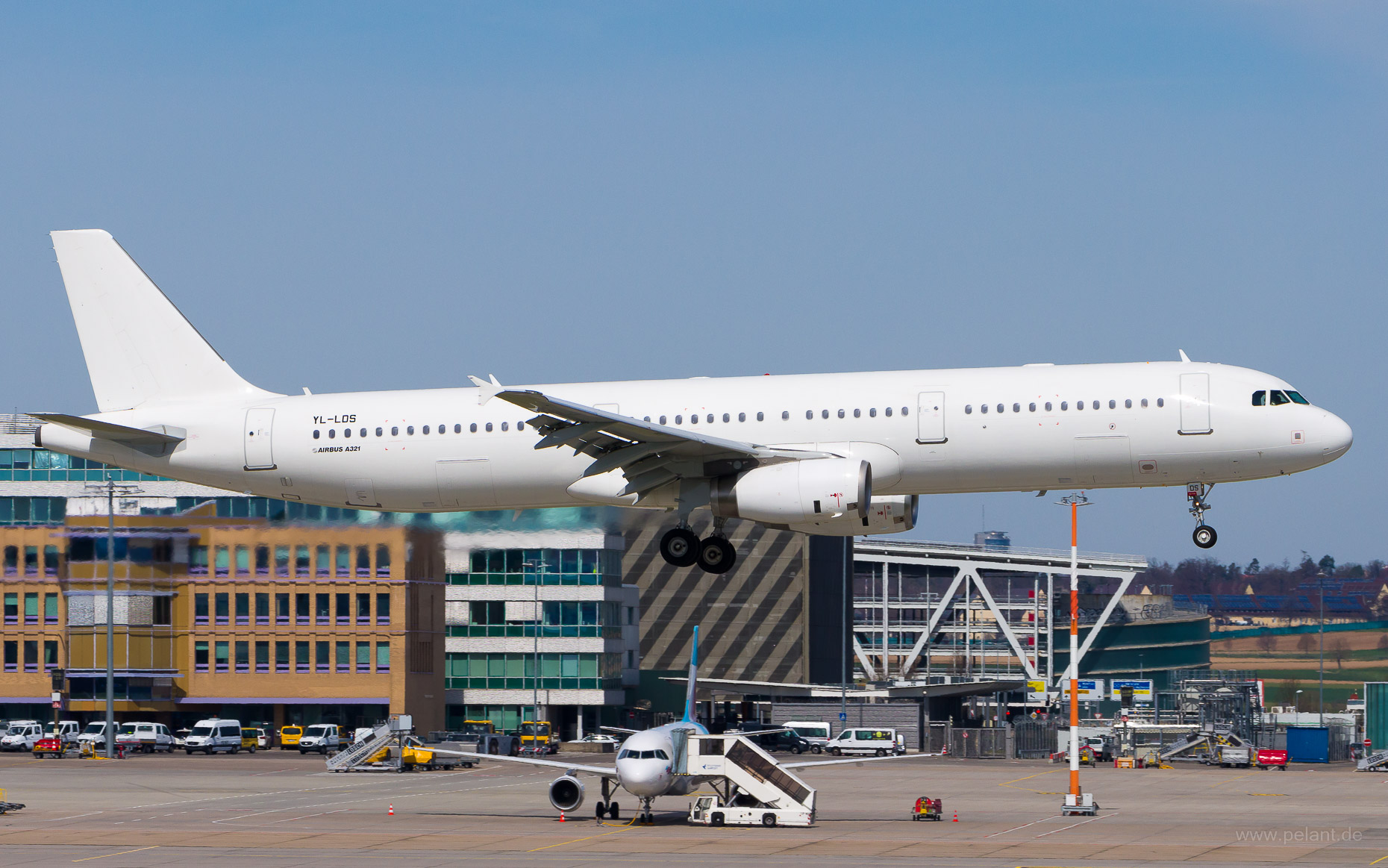 YL-LDS SmartLynx Airbus A321-231 in Stuttgart / STR (ganz wei Livery)