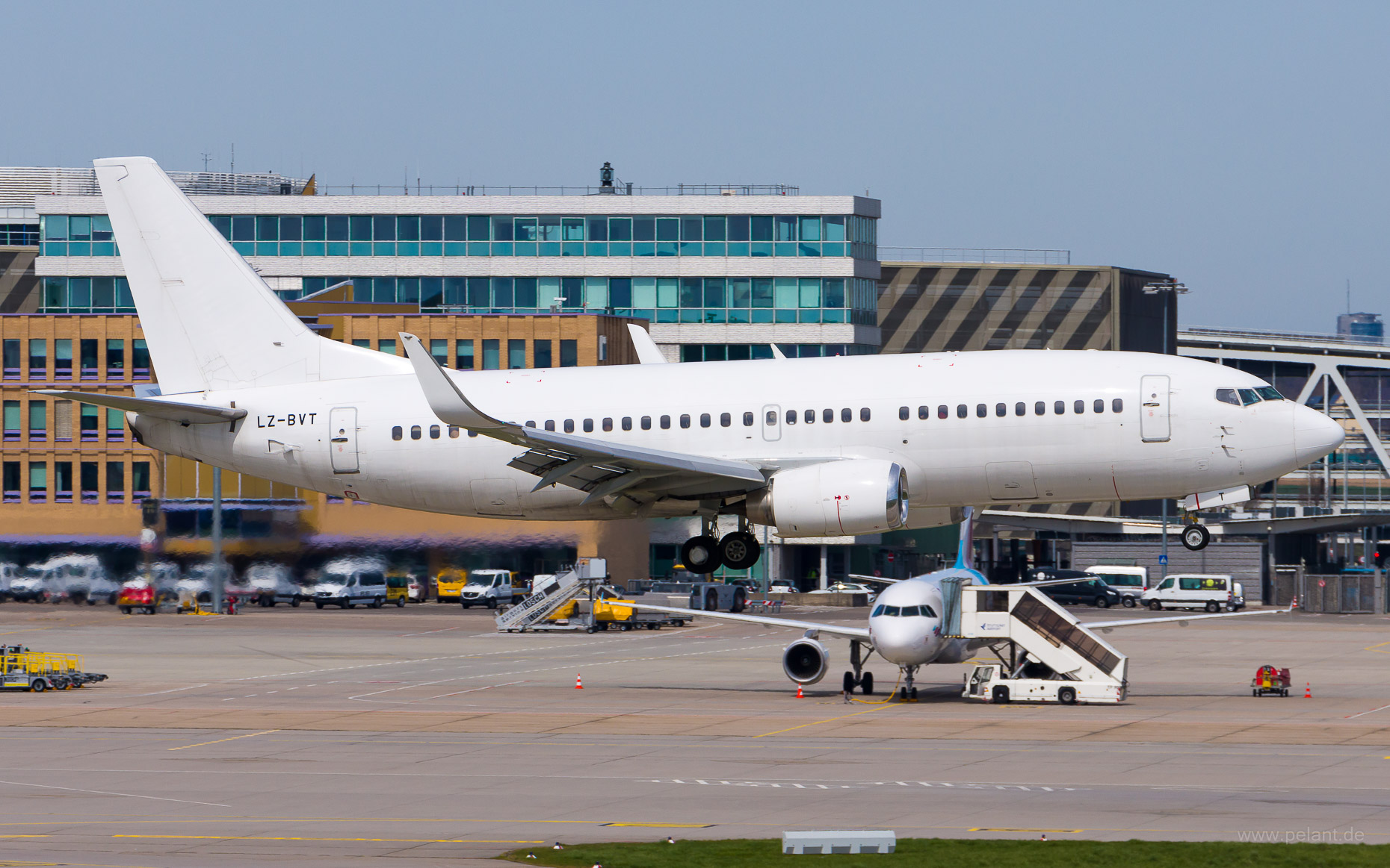 LZ-BVT Bul Air Boeing 737-3H4 in Stuttgart / STR (ganz weiß Livery)
