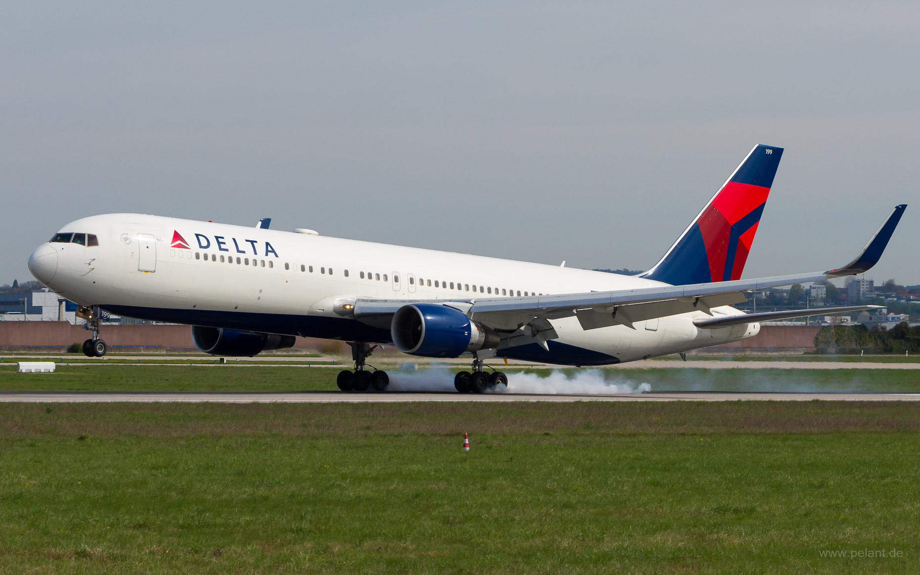 N199DN Delta Boeing 767-332ER in Stuttgart / STR