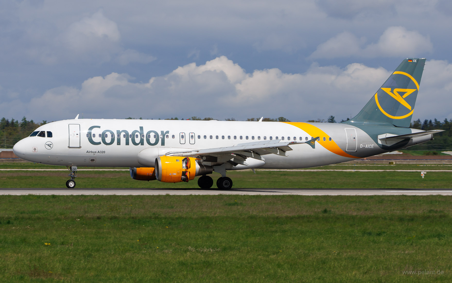 D-AICE Condor Airbus A320-212 in Stuttgart / STR