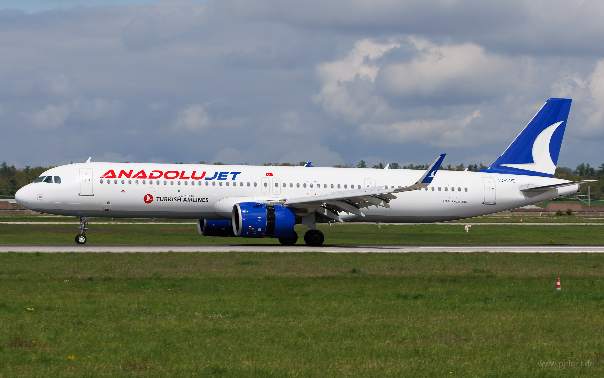 TC-LUE AnadoluJet Airbus A321-271NX in Stuttgart / STR